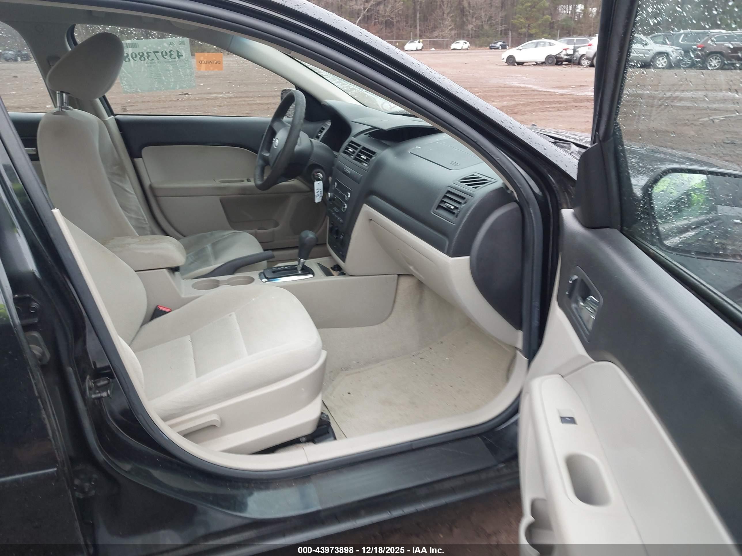 FORD FUSION image 5