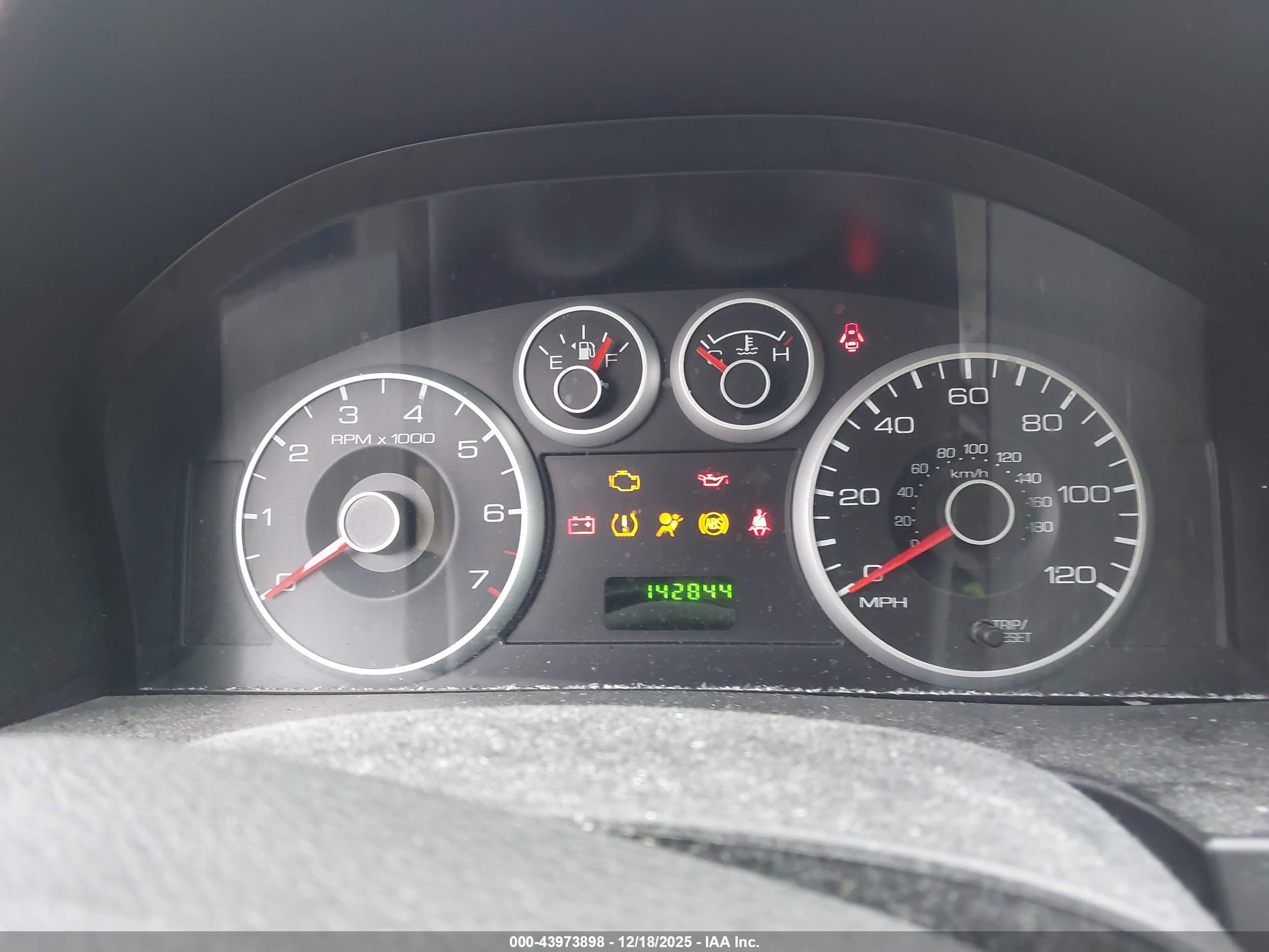 FORD FUSION image 7