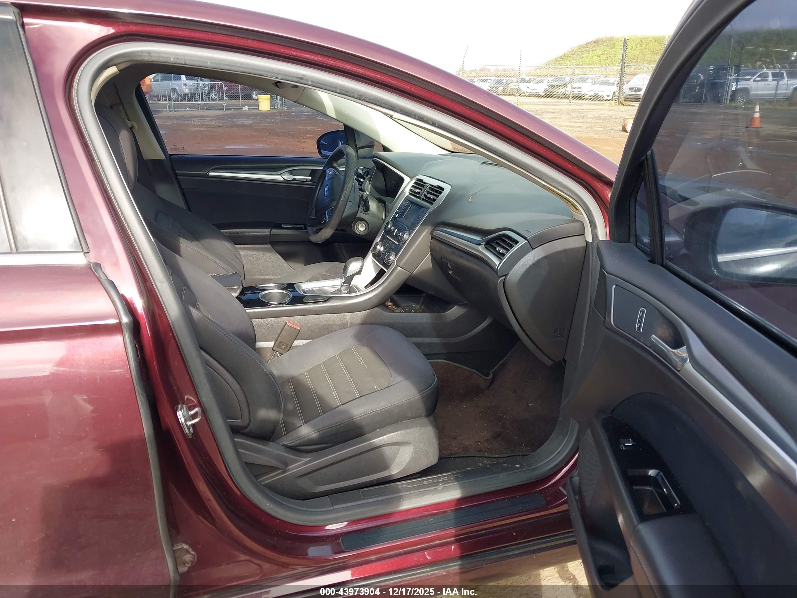 FORD FUSION image 5