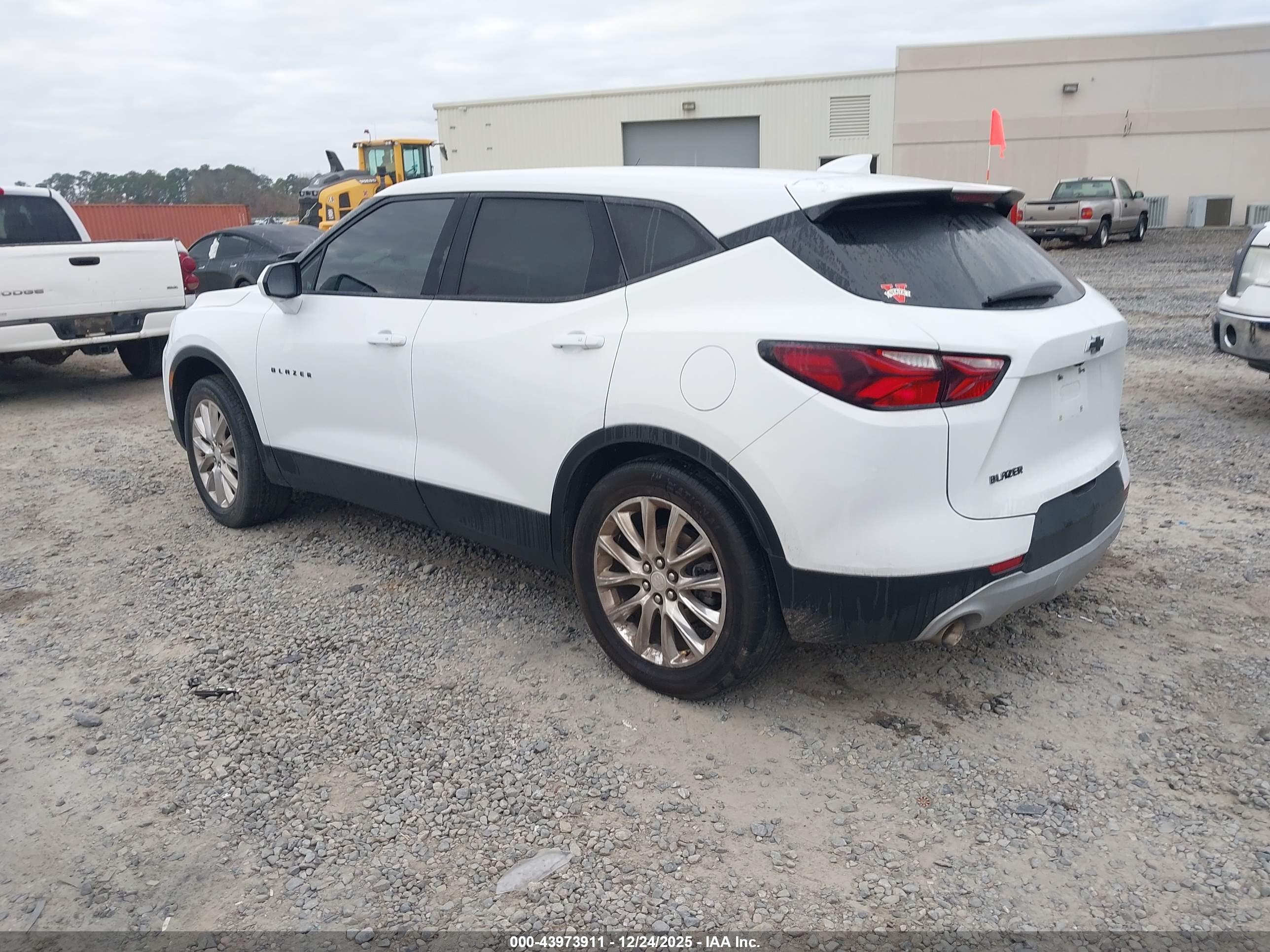 CHEVROLET BLAZER image 3