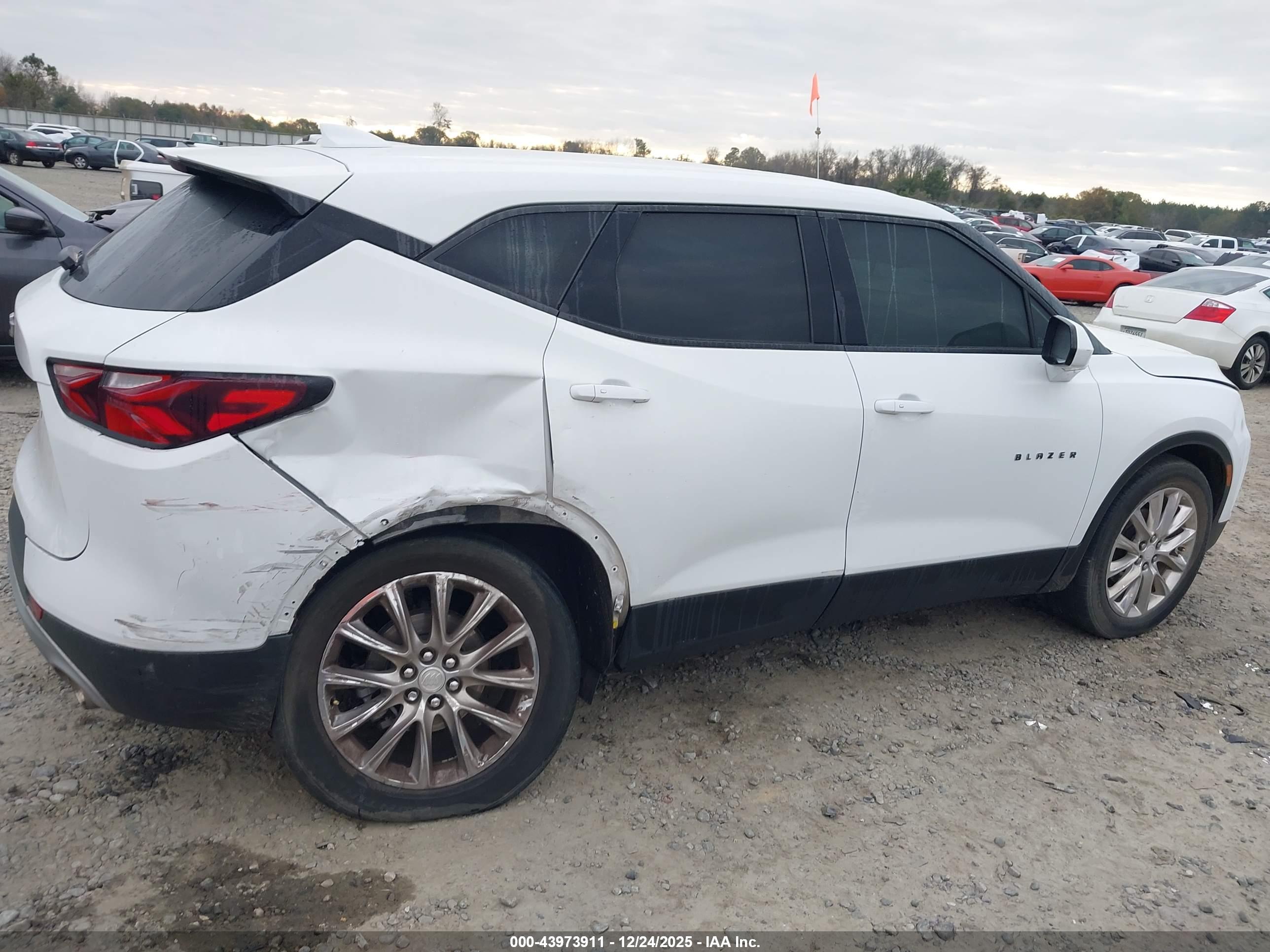 CHEVROLET BLAZER image 6