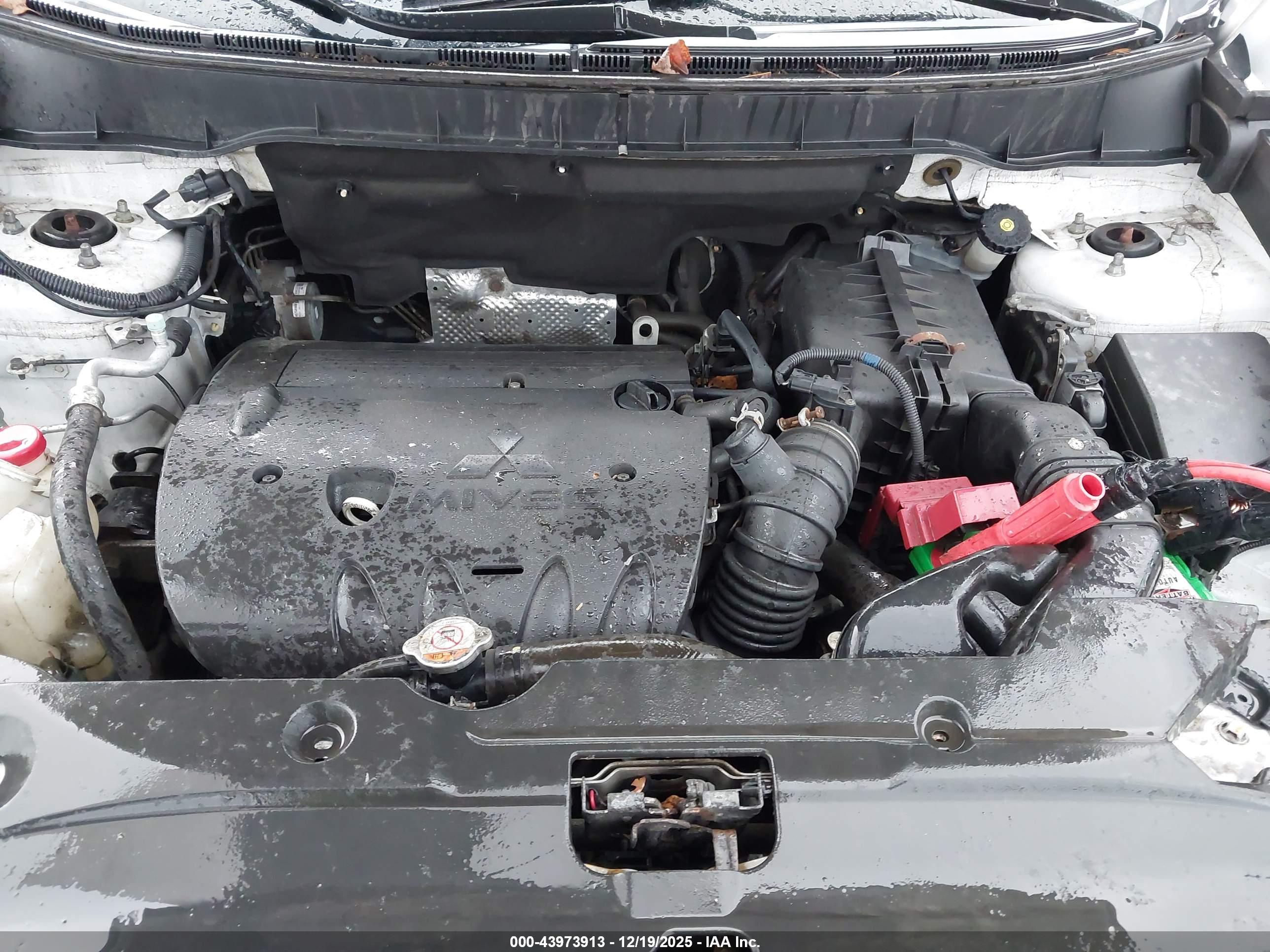 MITSUBISHI OUTLANDER image 10