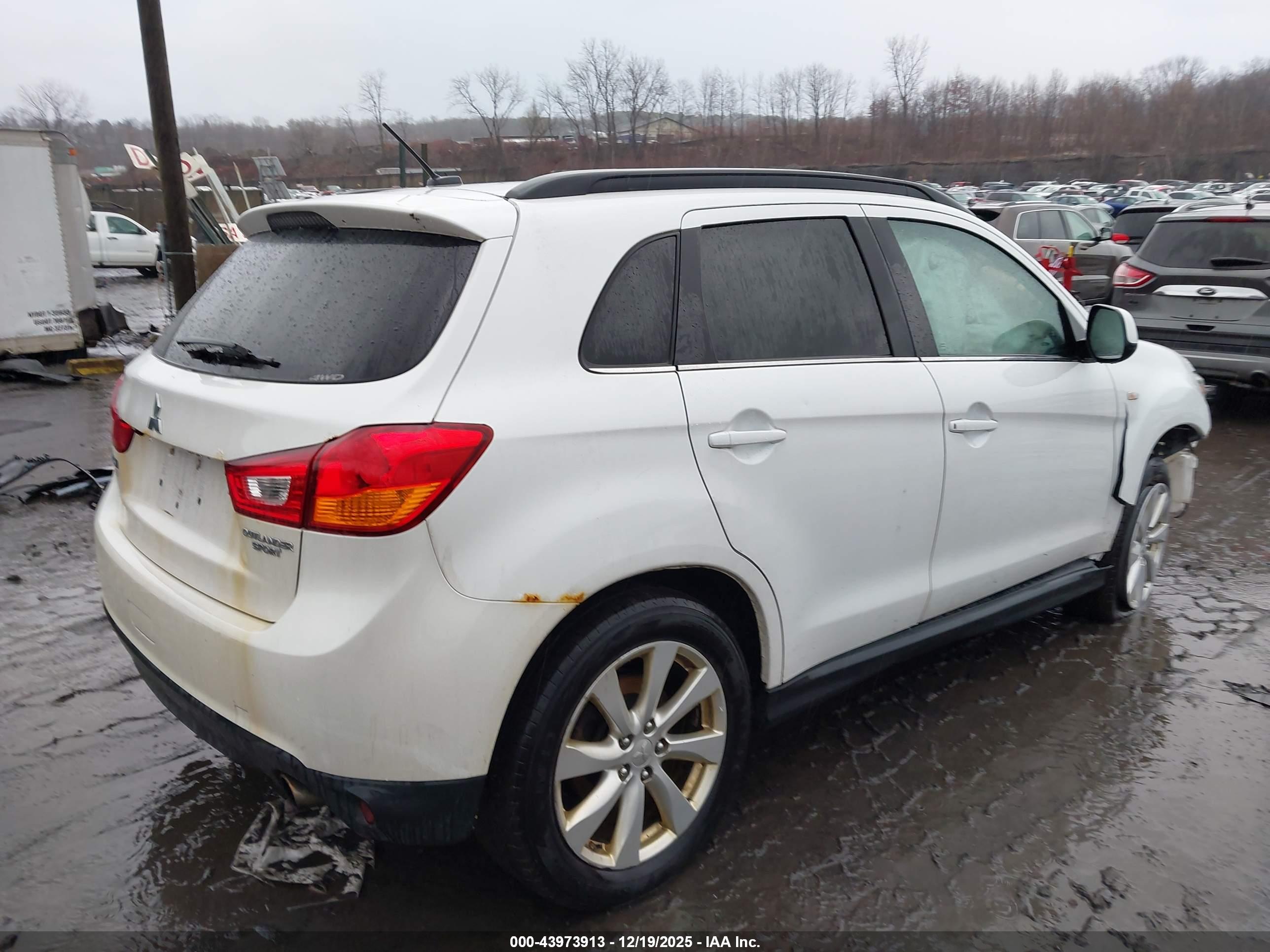 MITSUBISHI OUTLANDER image 4