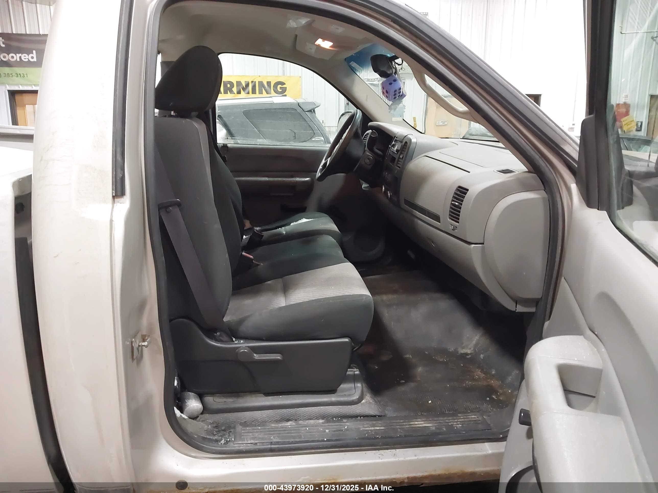 CHEVROLET SILVERADO image 5