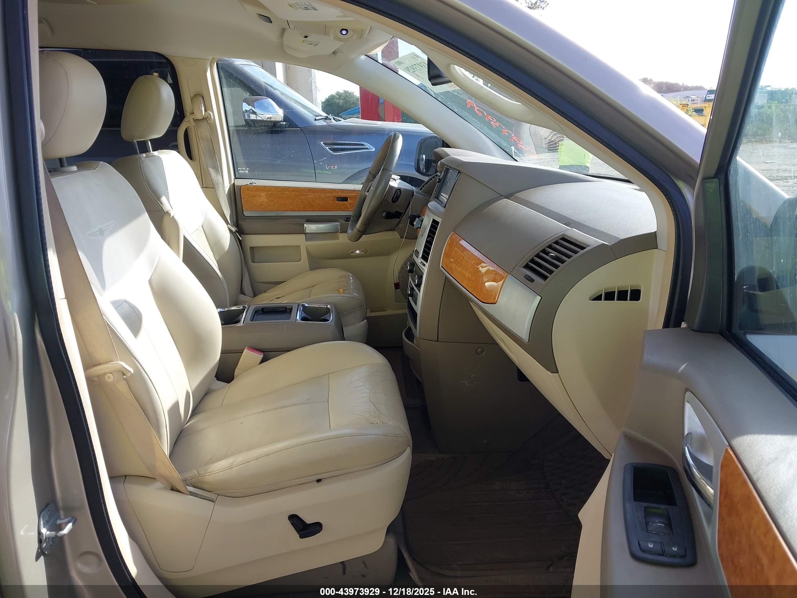 CHRYSLER TOWN image 5