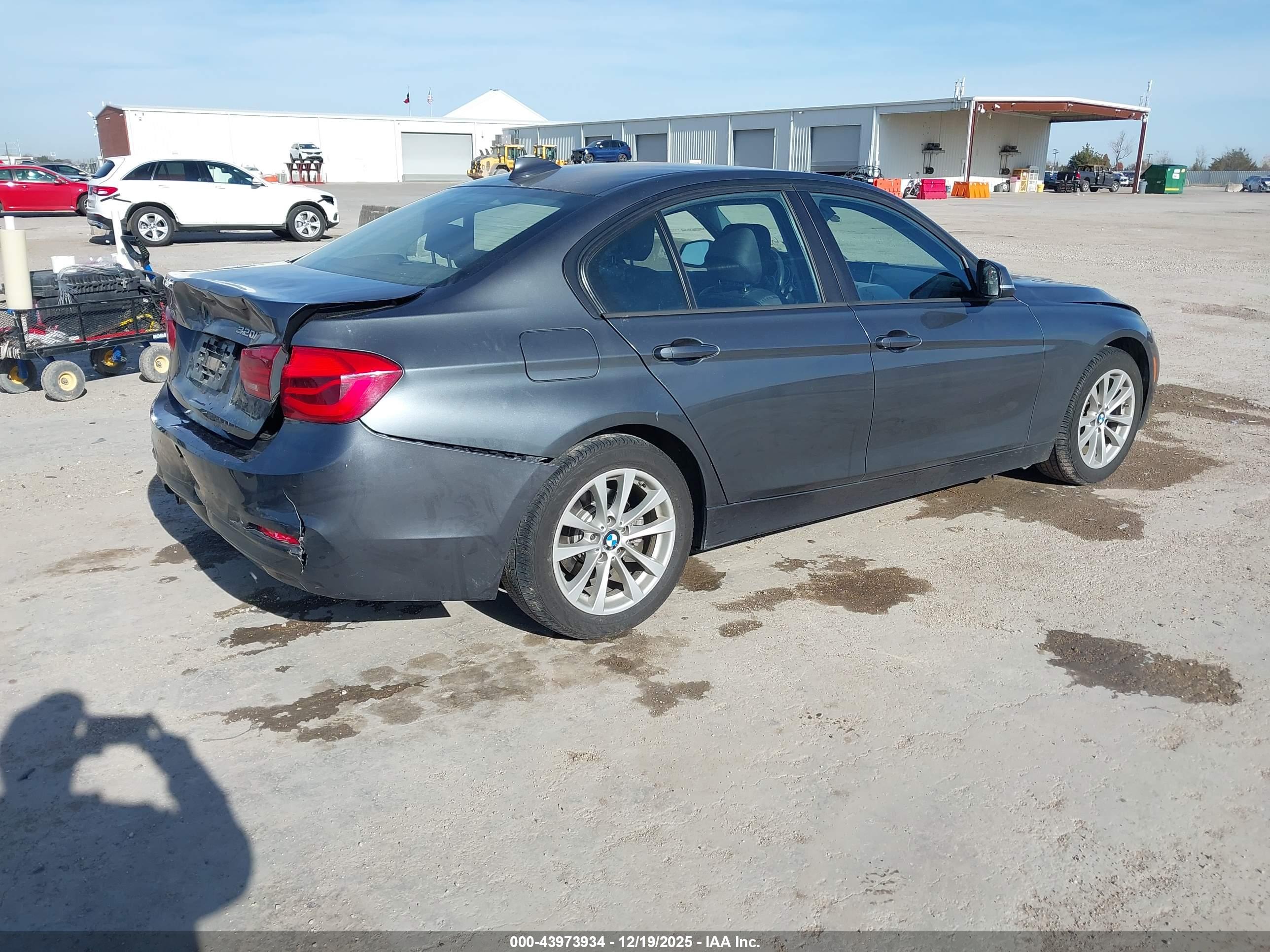 BMW 320I image 4