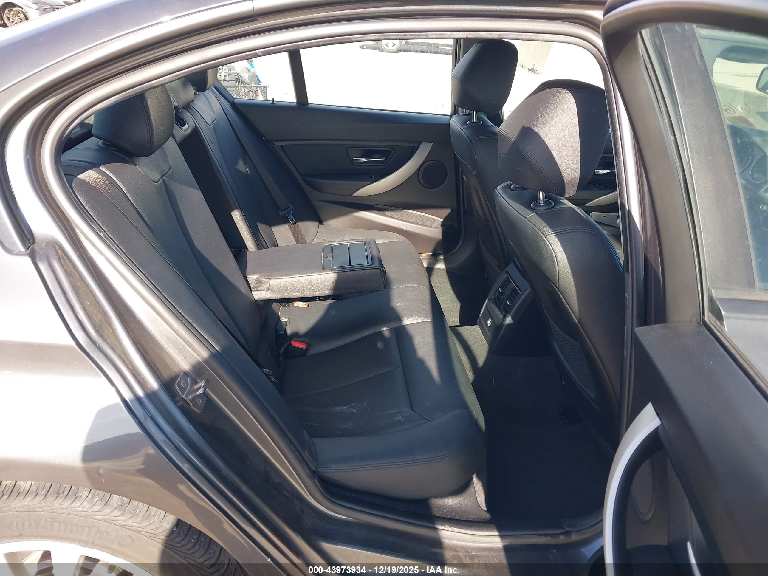 BMW 320I image 8