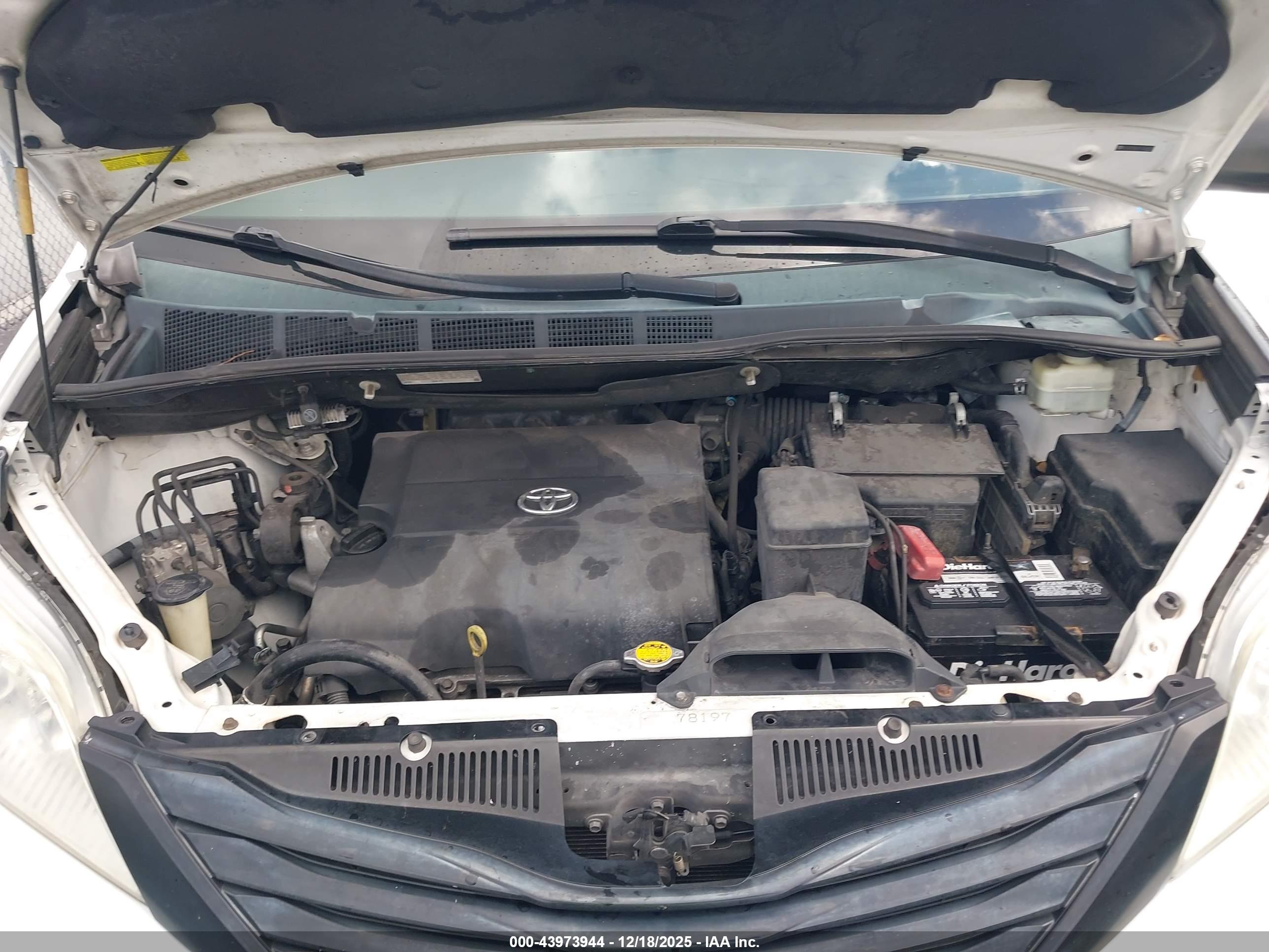 TOYOTA SIENNA image 10