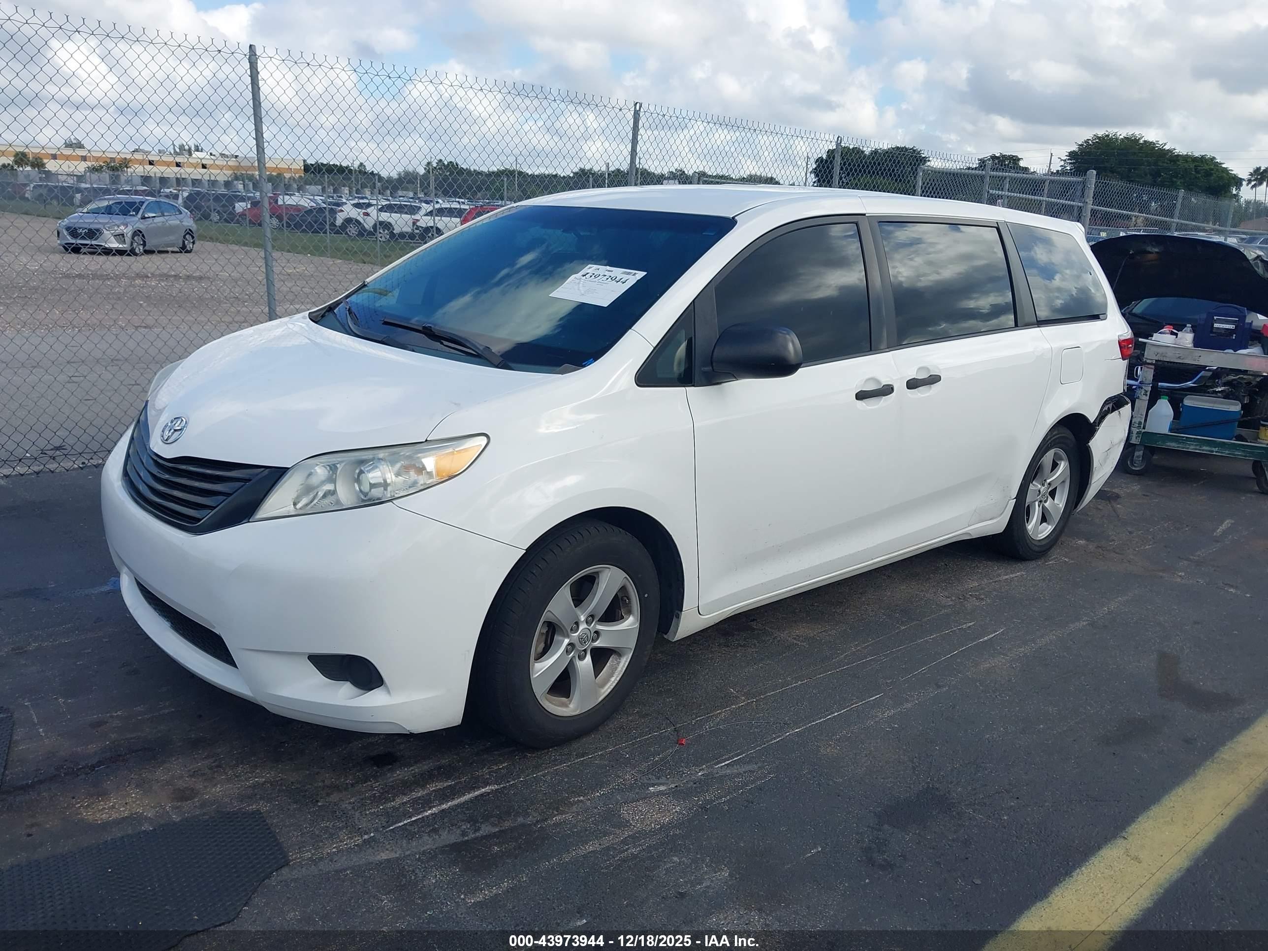 TOYOTA SIENNA image 2