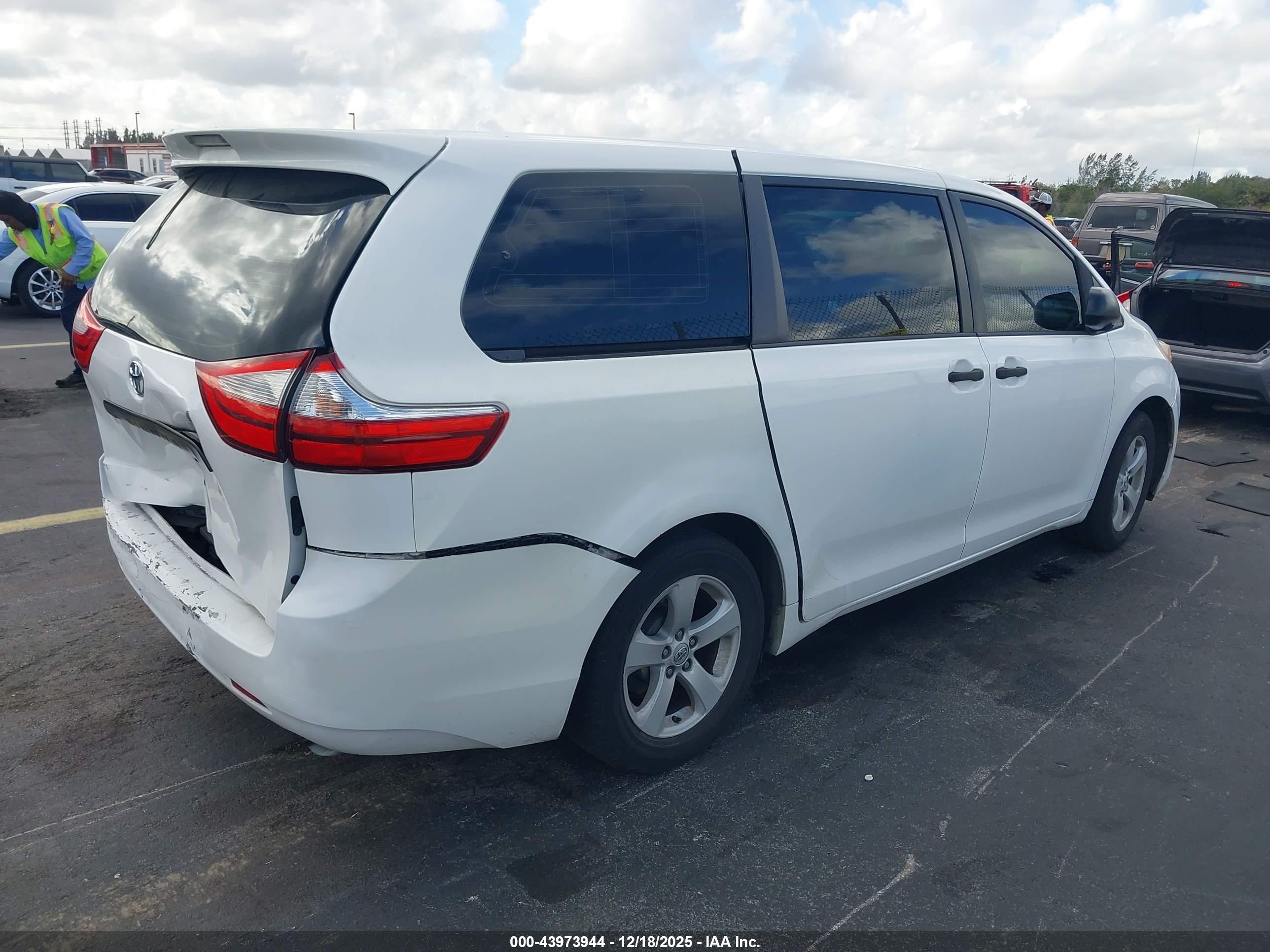 TOYOTA SIENNA image 4