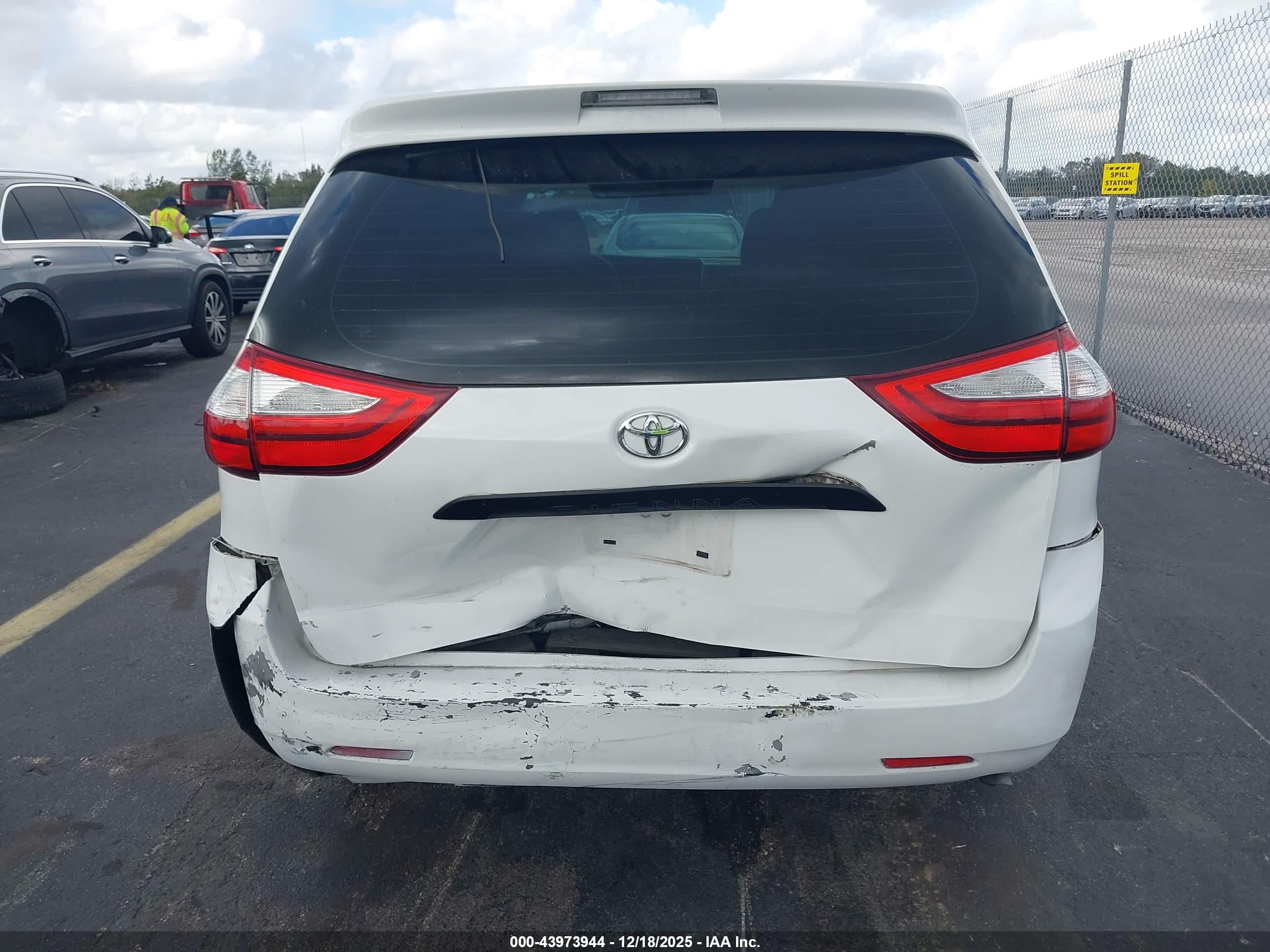 TOYOTA SIENNA image 6