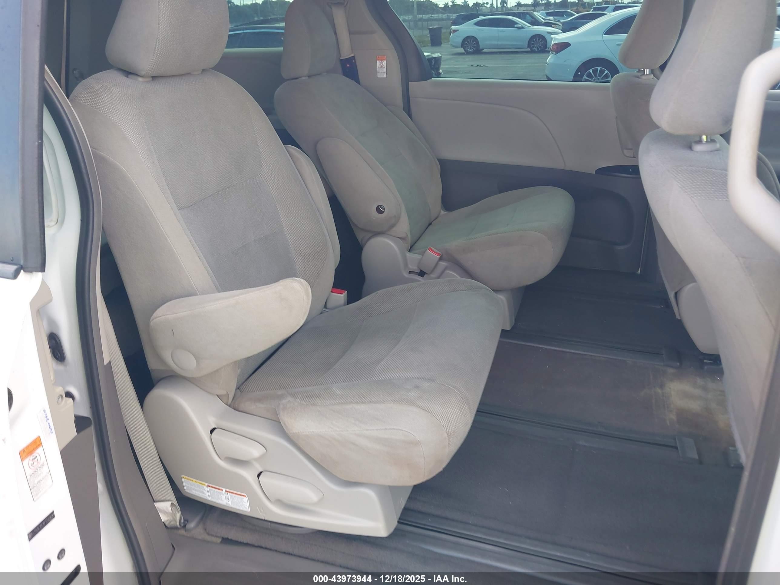 TOYOTA SIENNA image 8