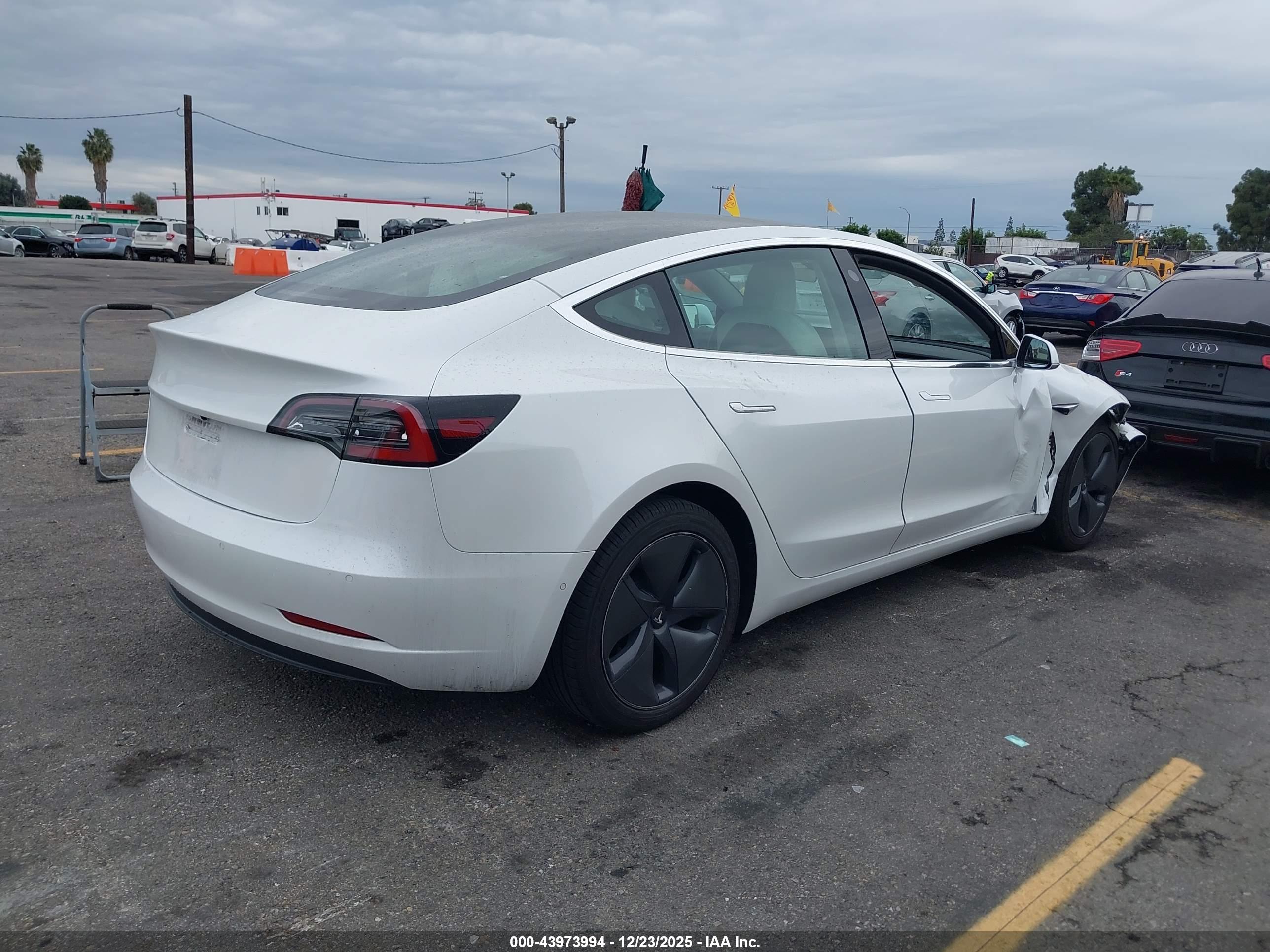 TESLA MODEL image 4