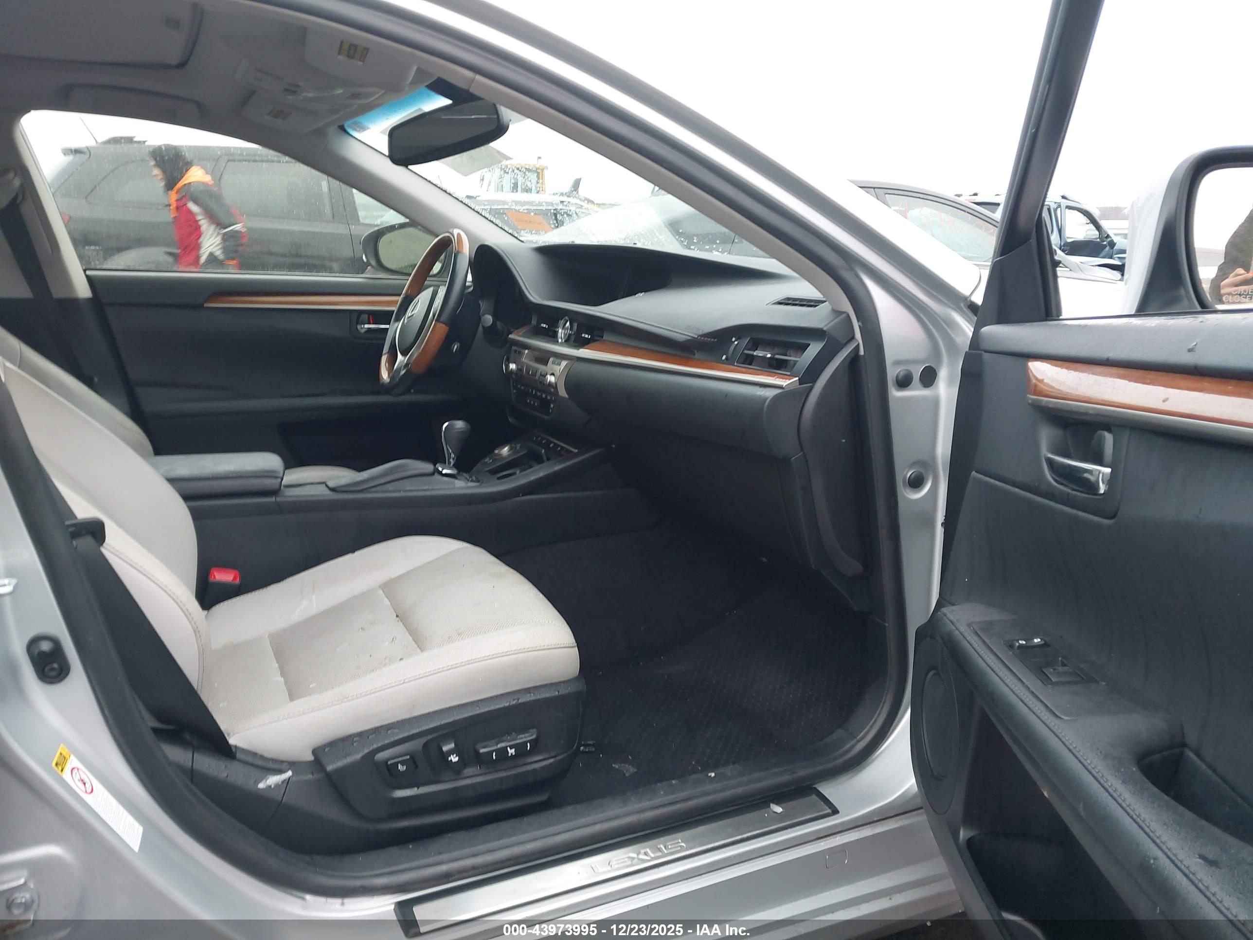 LEXUS ES image 5