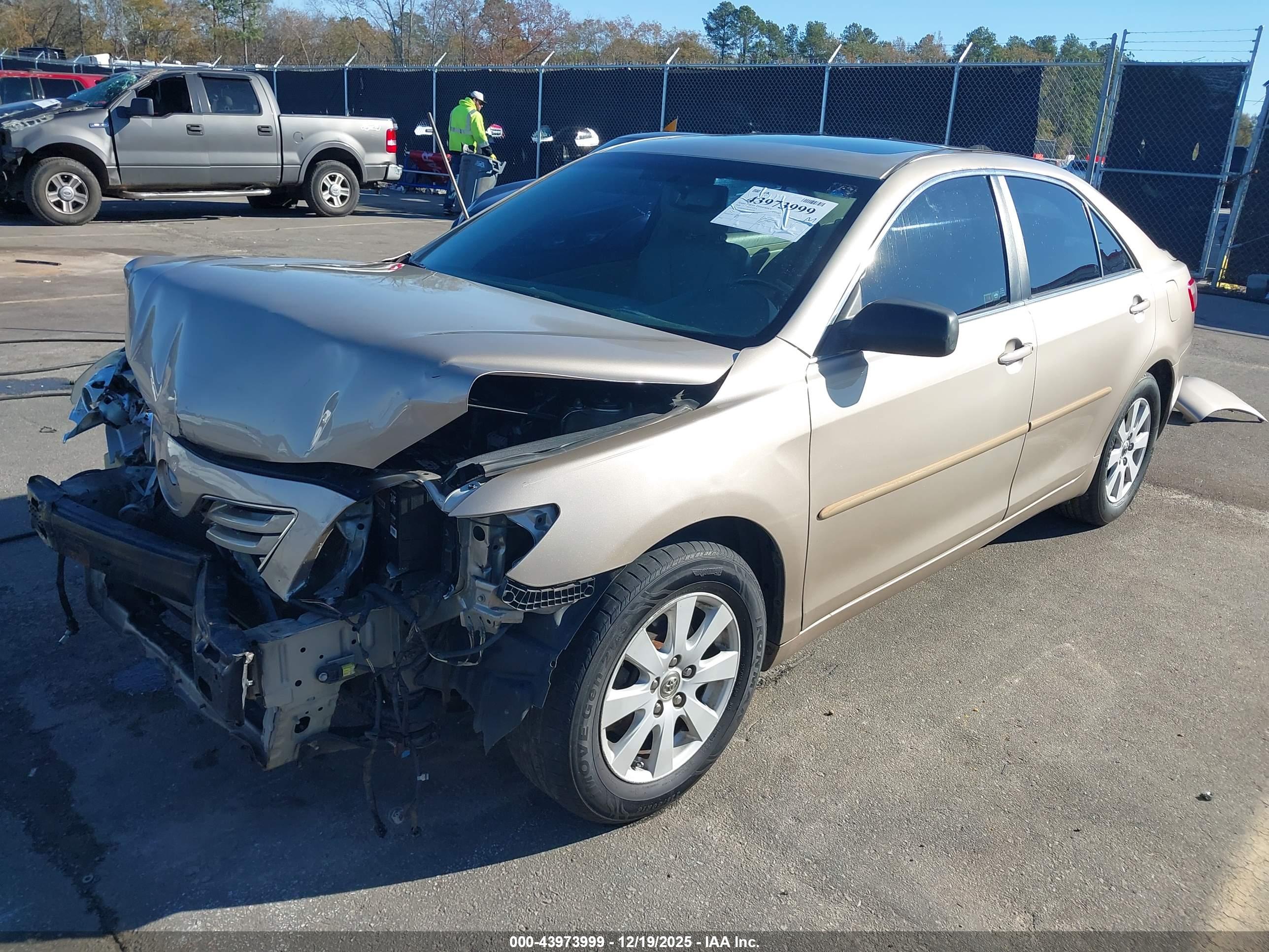 TOYOTA CAMRY image 2