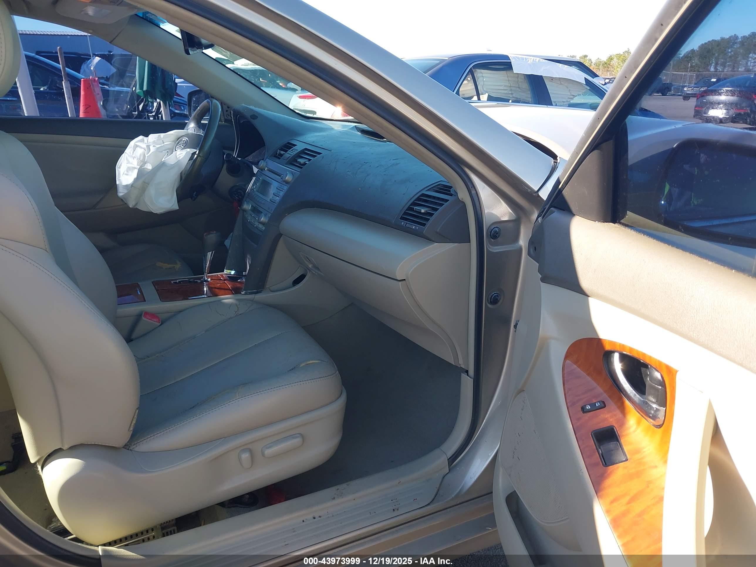 TOYOTA CAMRY image 5