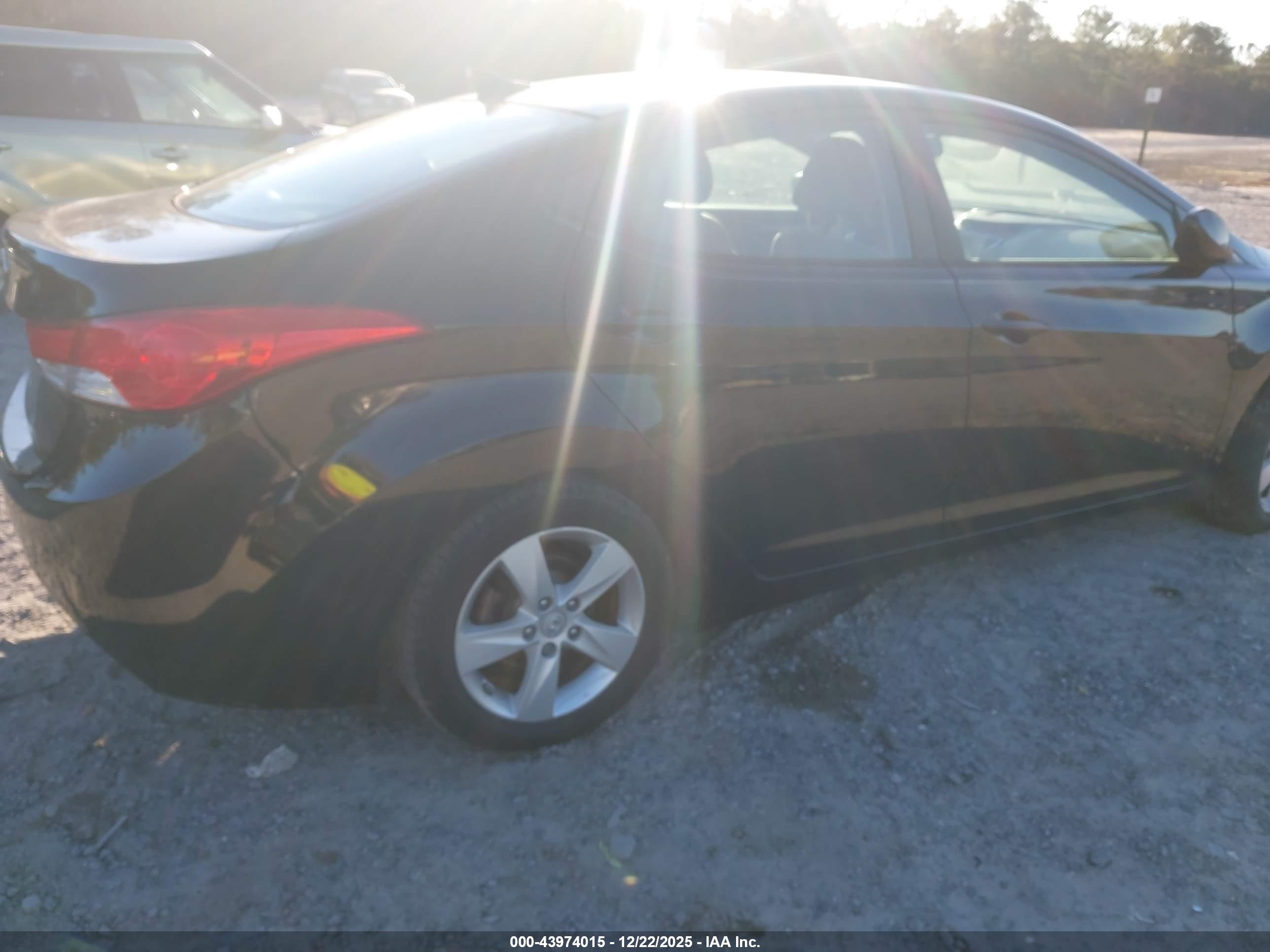 HYUNDAI ELANTRA image 4