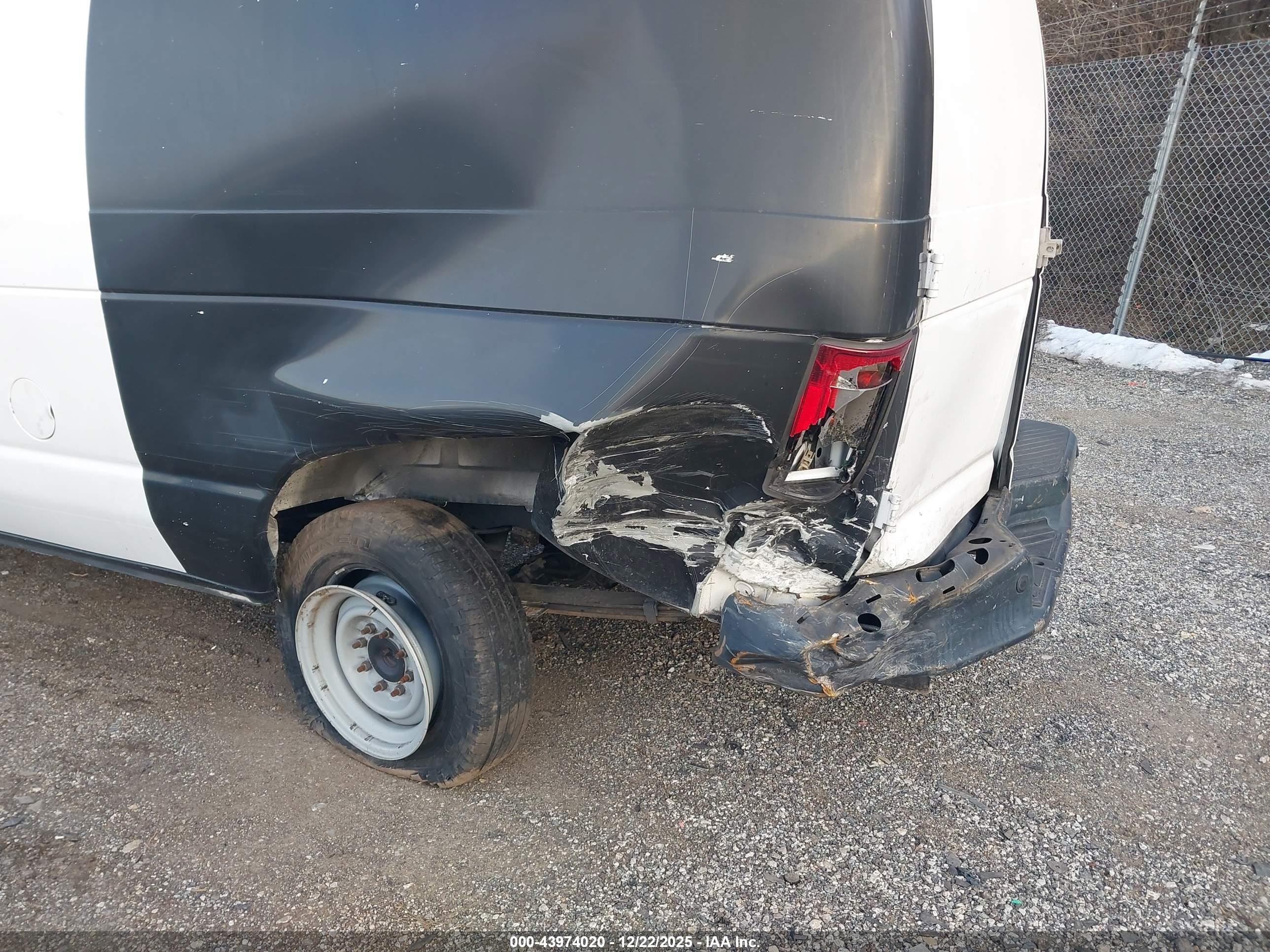 FORD E-150 image 6