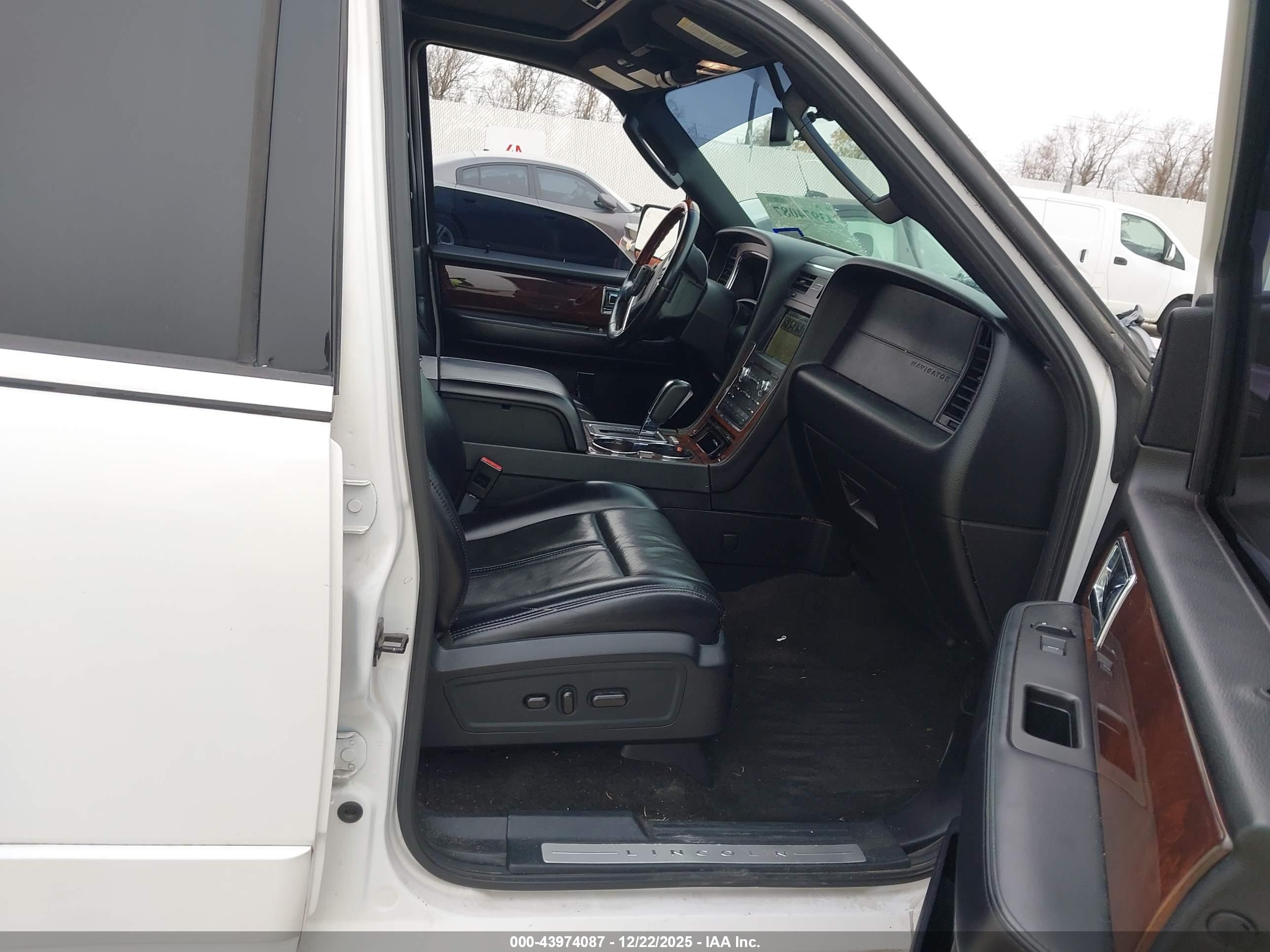 LINCOLN NAVIGATOR image 5