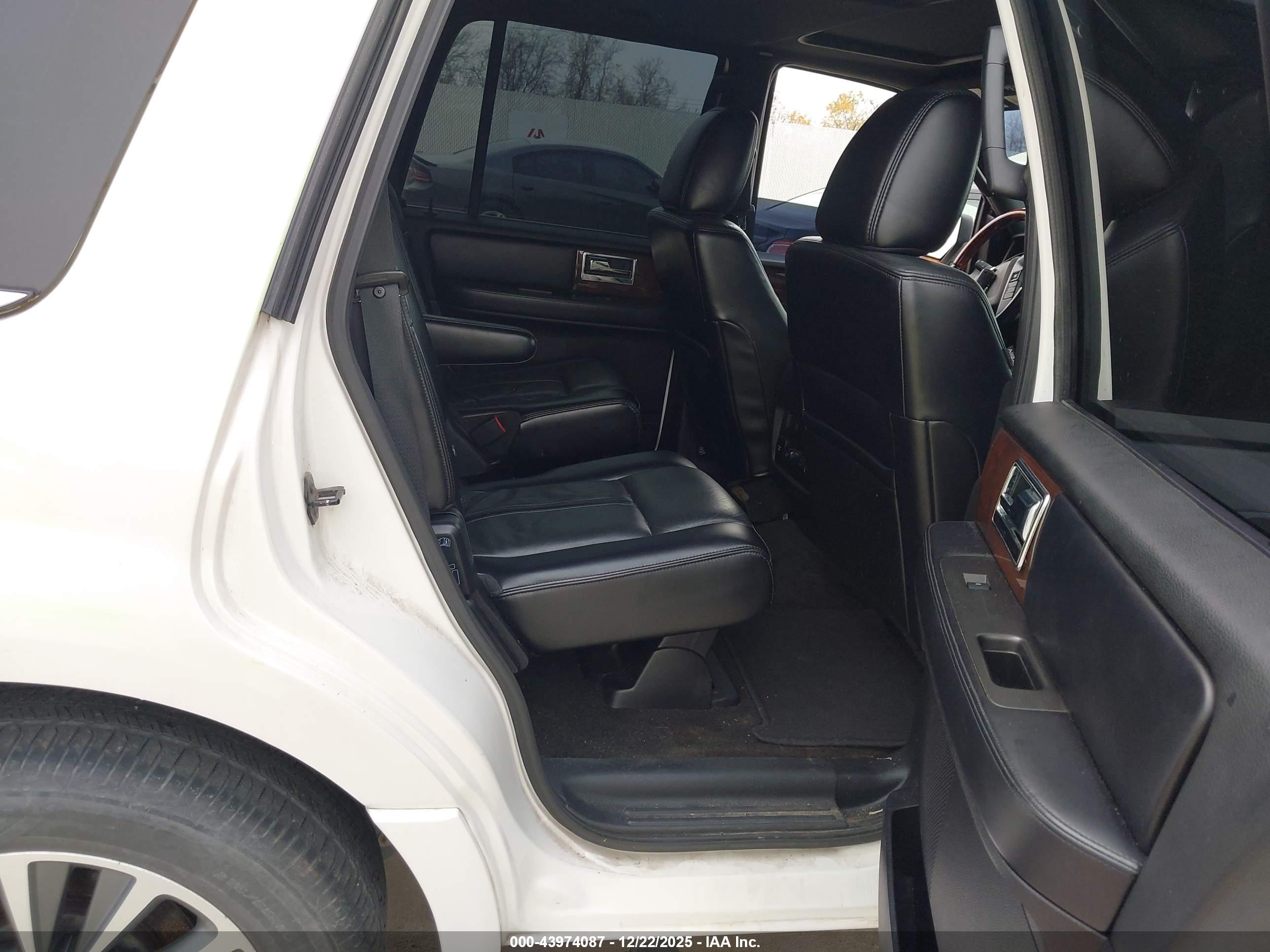 LINCOLN NAVIGATOR image 8