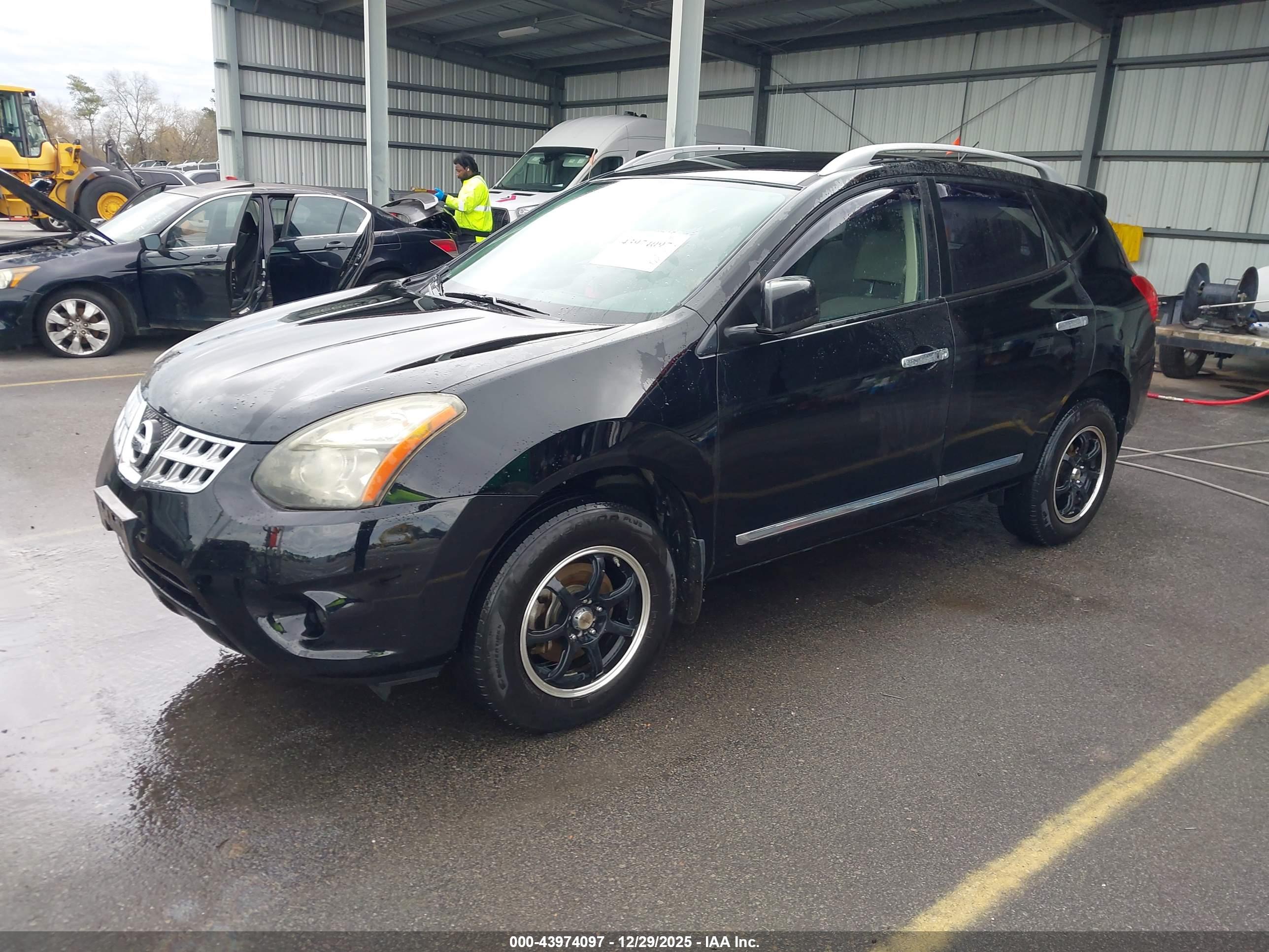 NISSAN ROGUE image 2