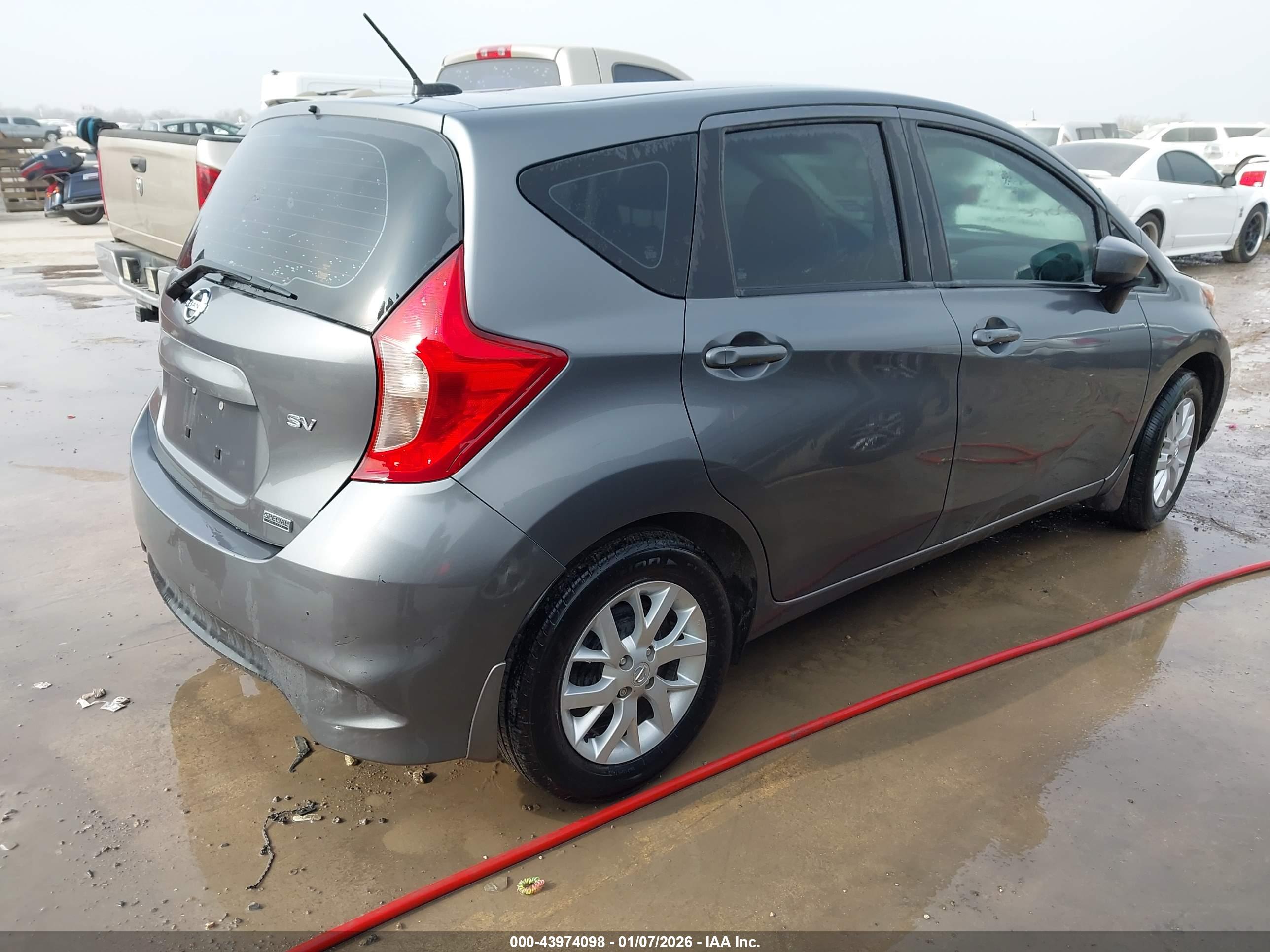 NISSAN VERSA image 4