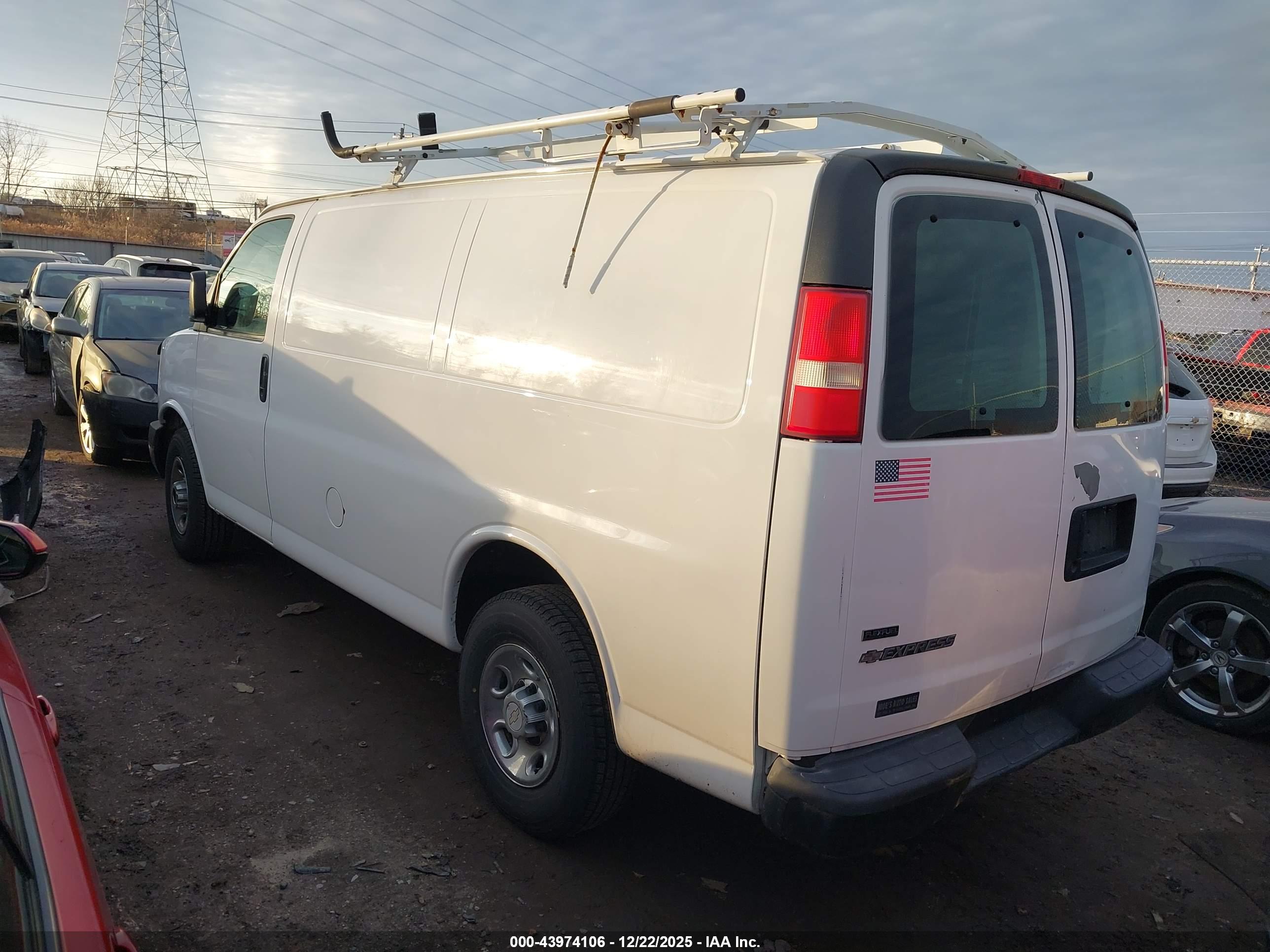 CHEVROLET EXPRESS image 3