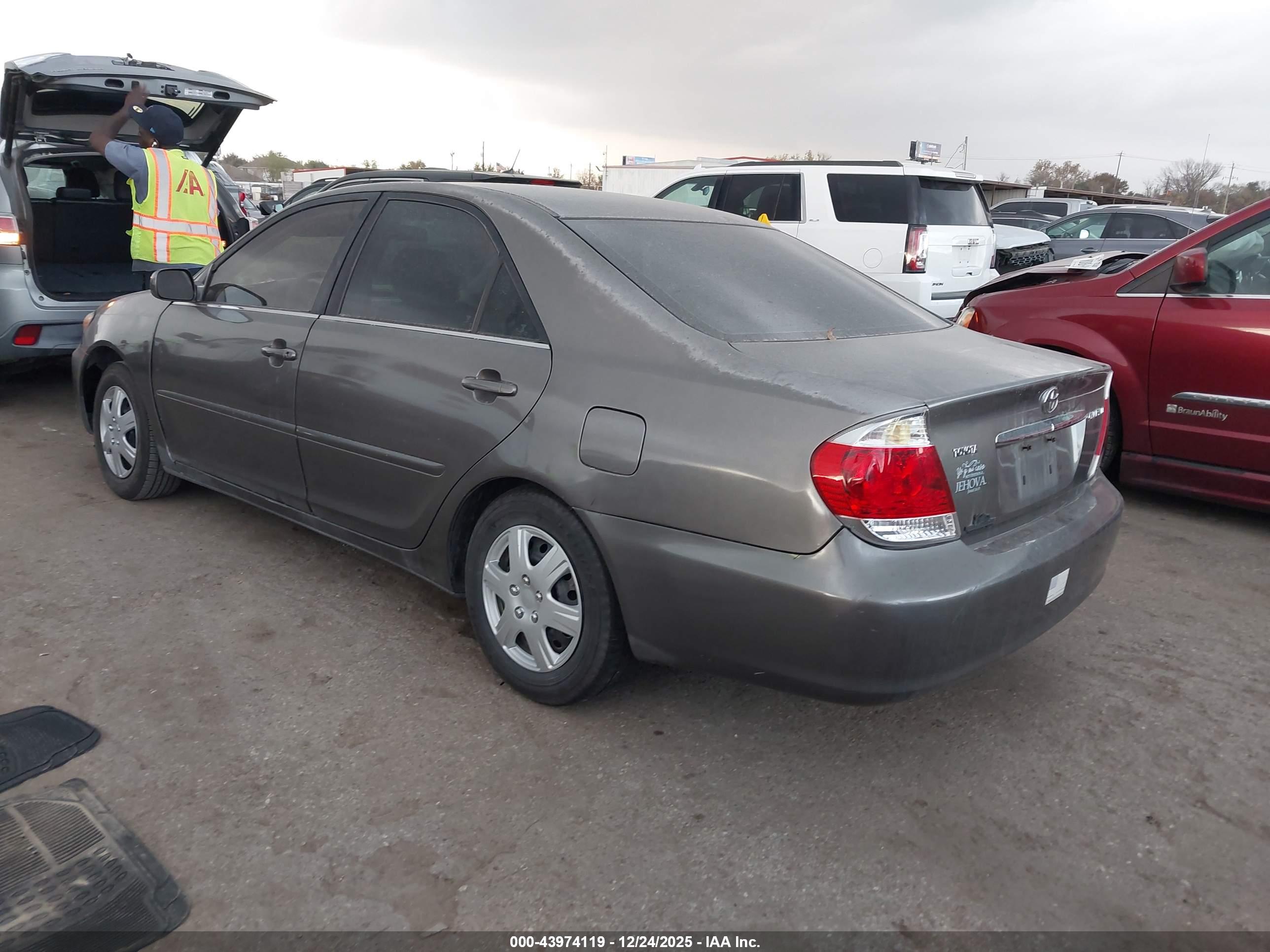 TOYOTA CAMRY image 3