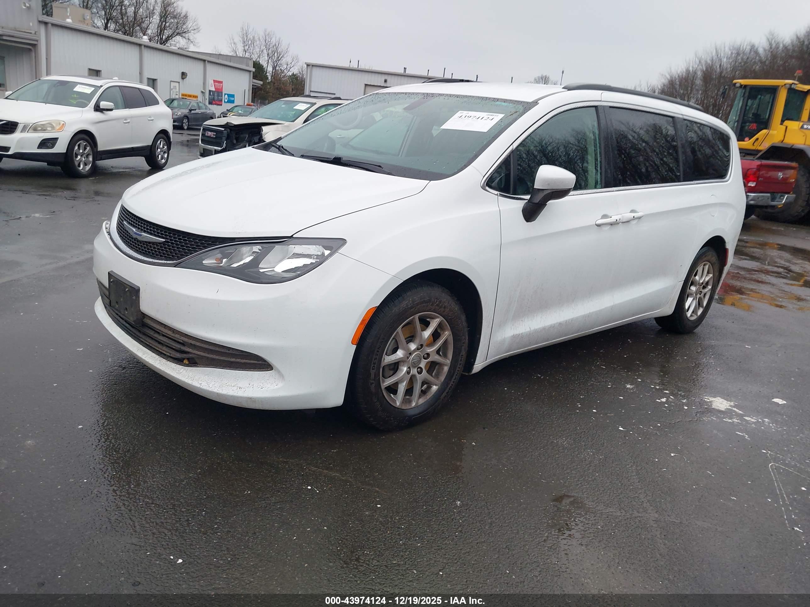 CHRYSLER VOYAGER image 2