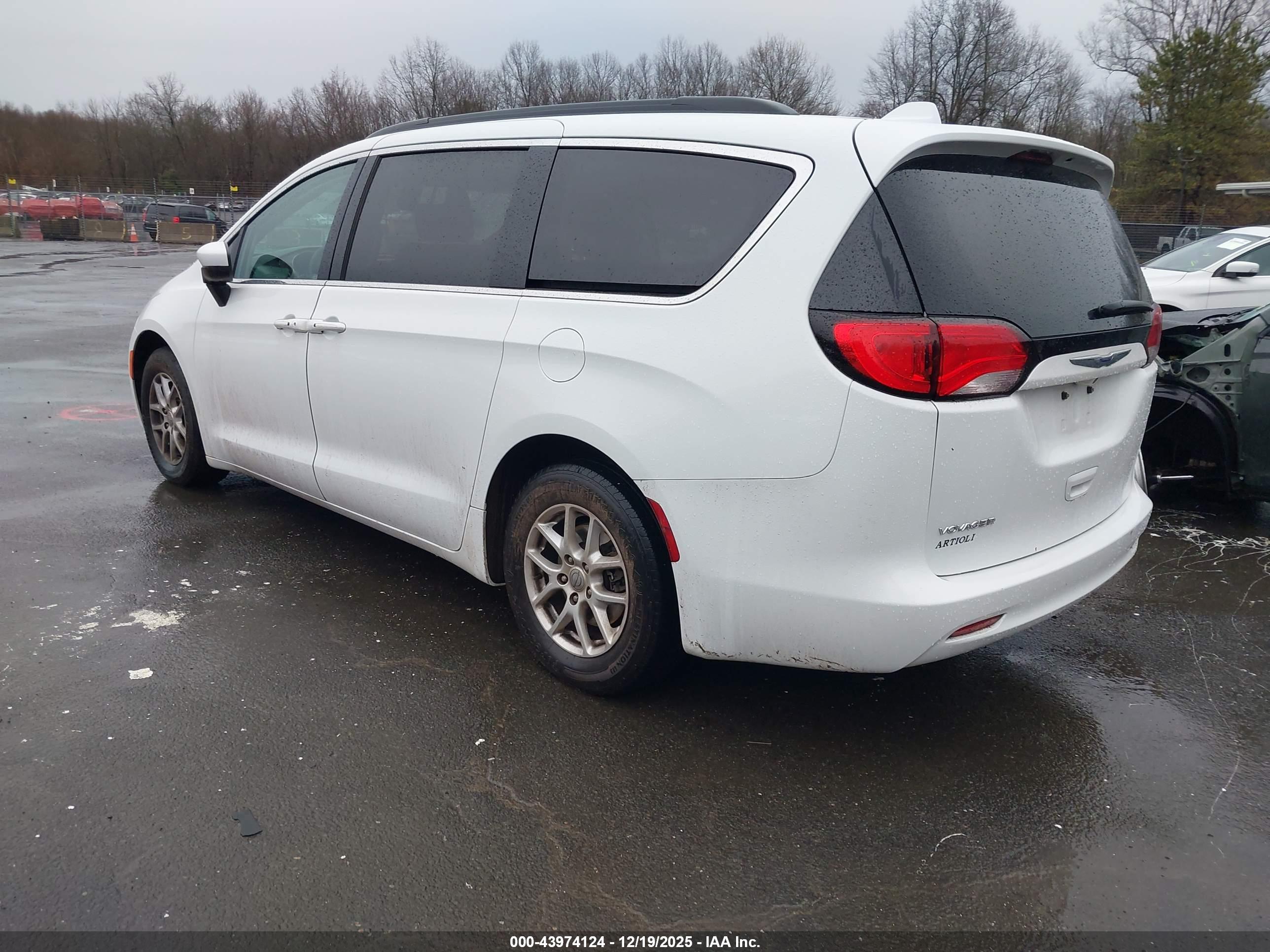 CHRYSLER VOYAGER image 3