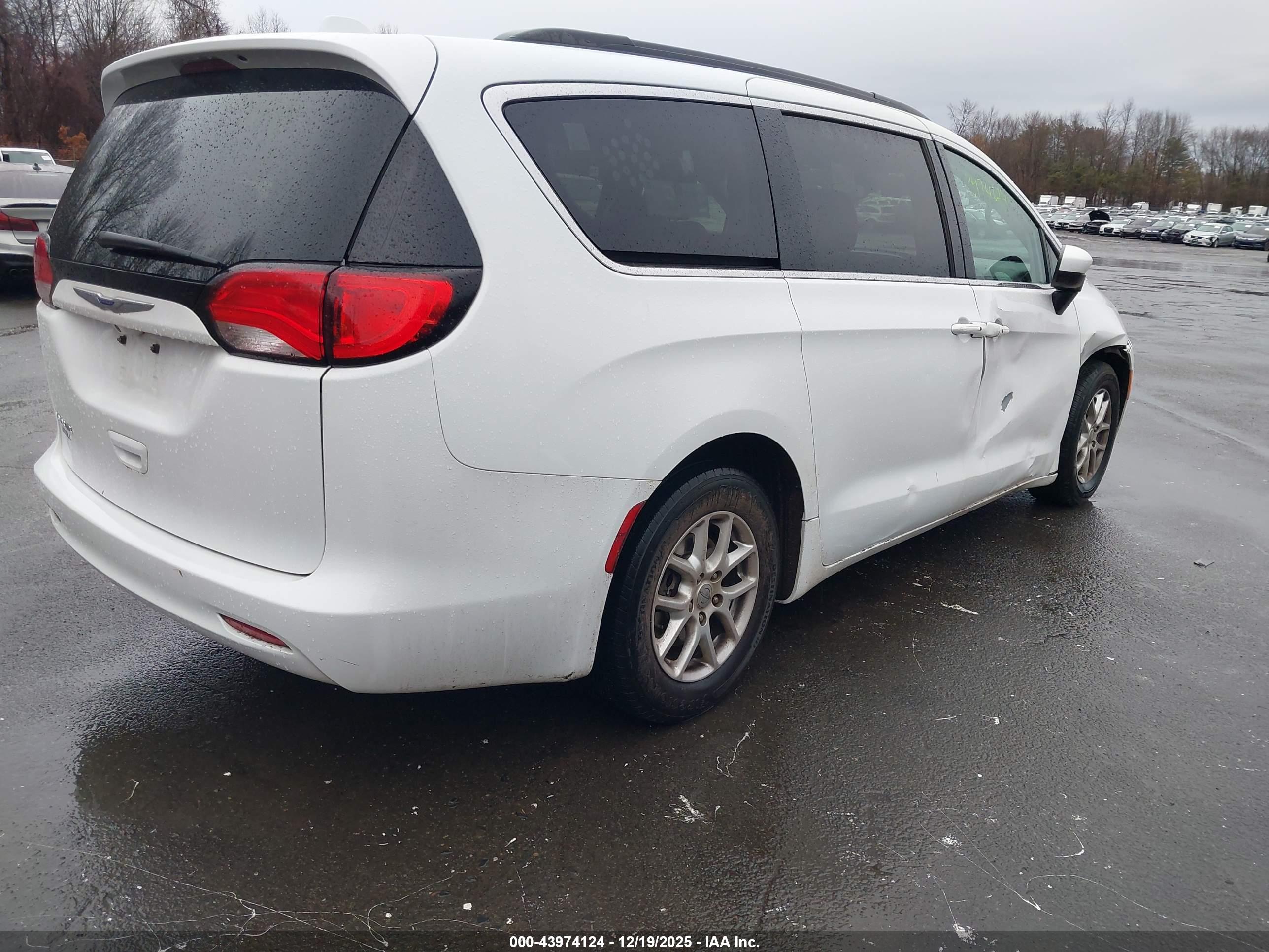 CHRYSLER VOYAGER image 4