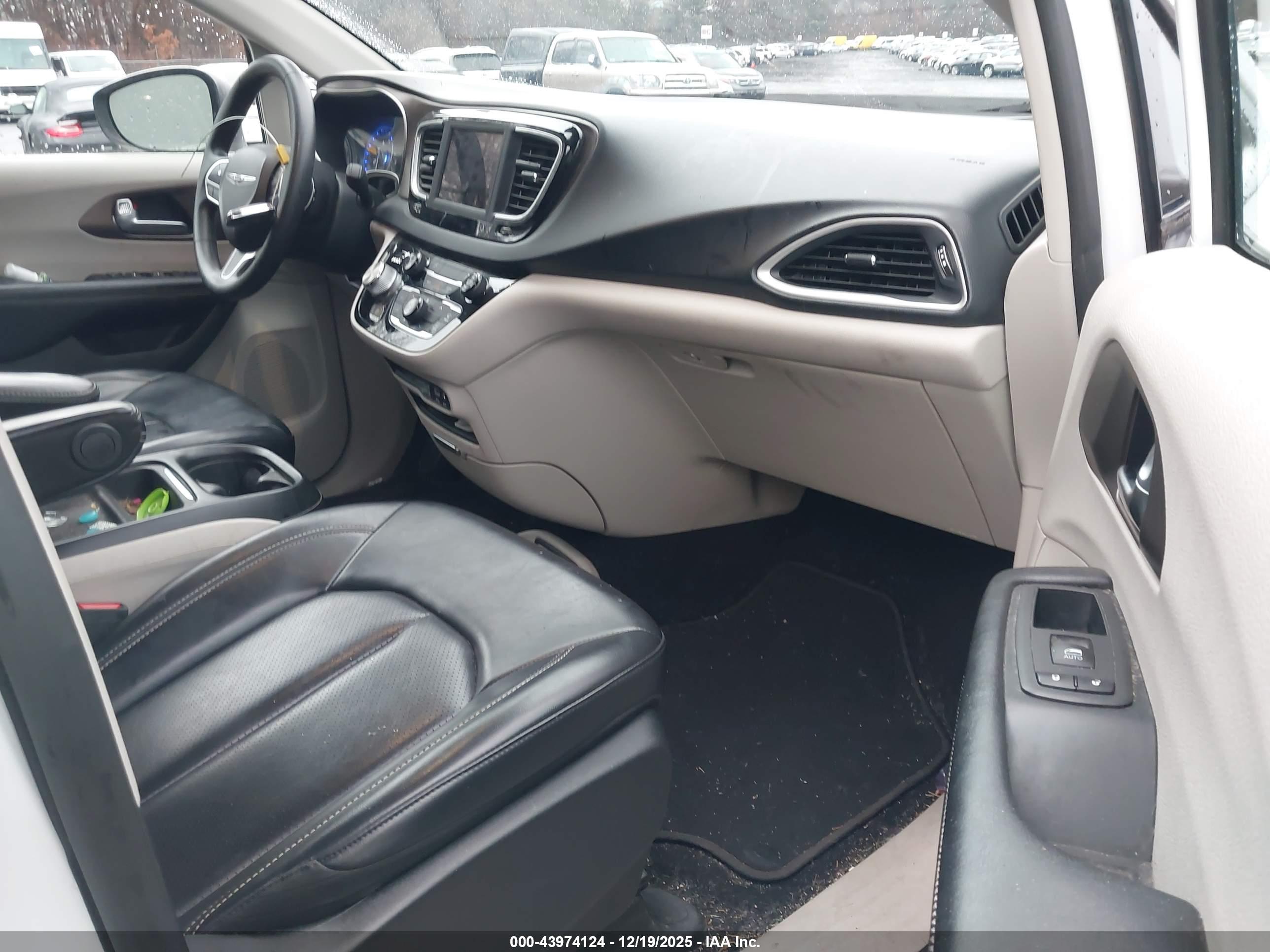 CHRYSLER VOYAGER image 5