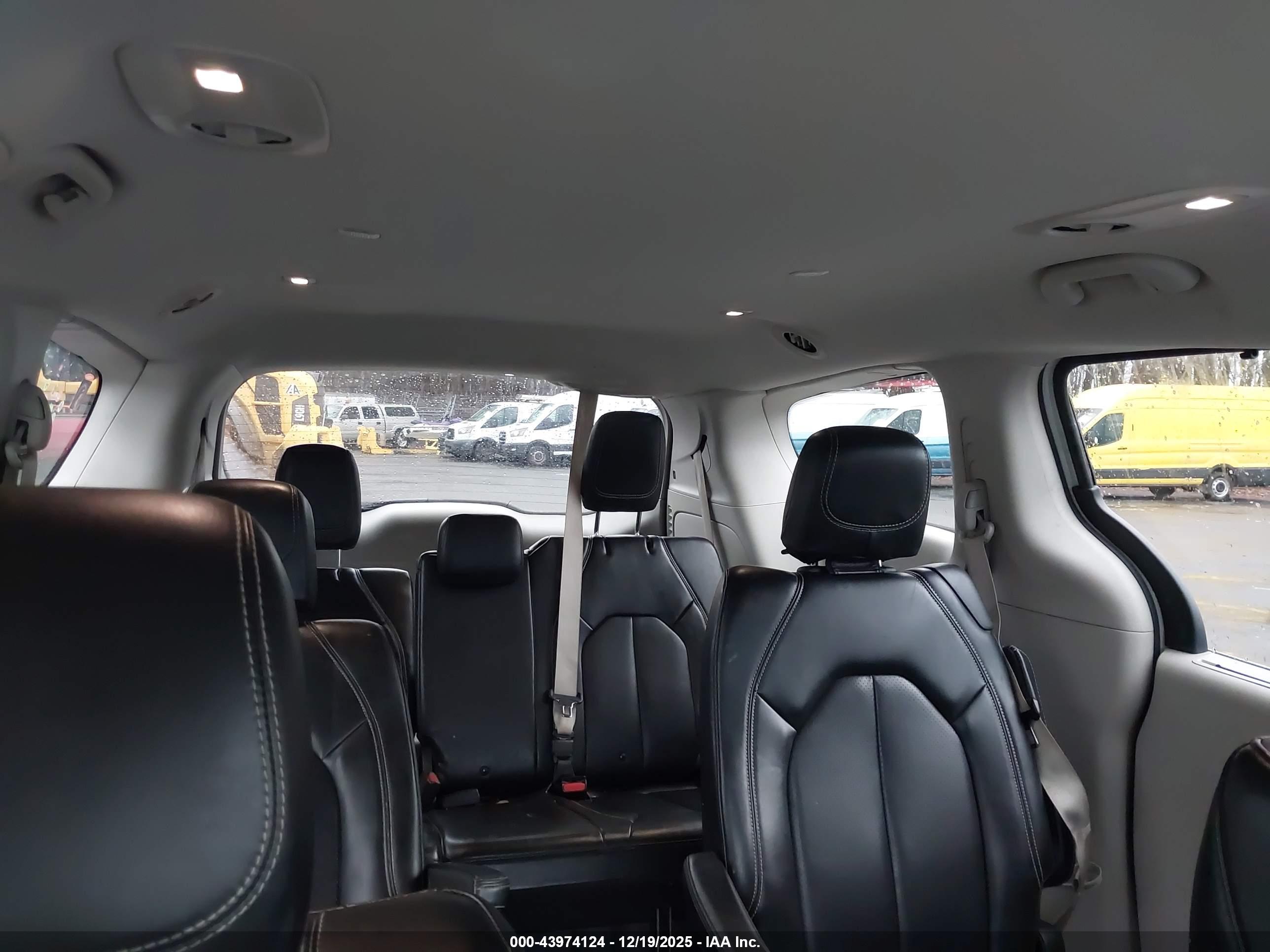 CHRYSLER VOYAGER image 8