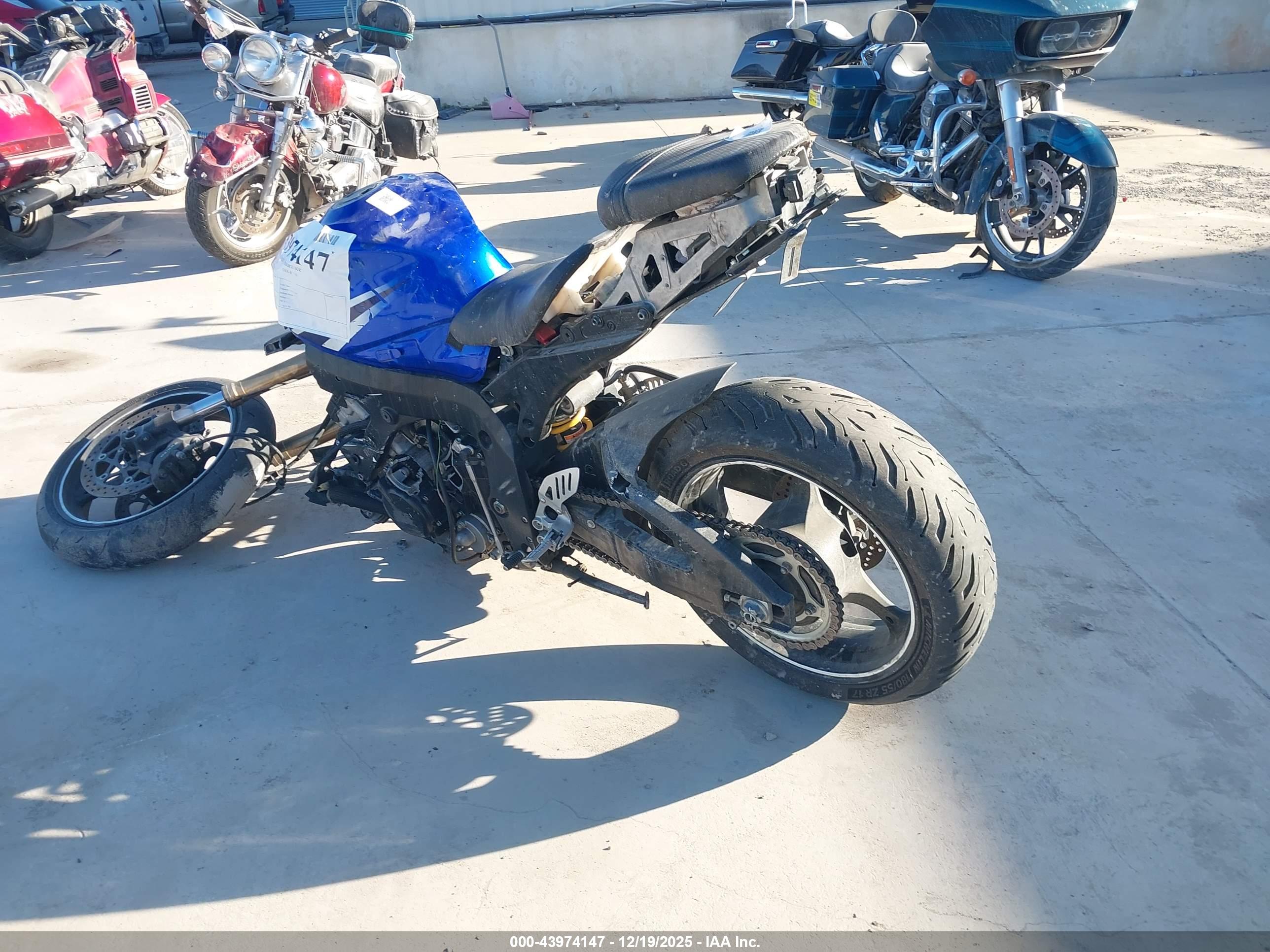 SUZUKI GSX-R750 image 3