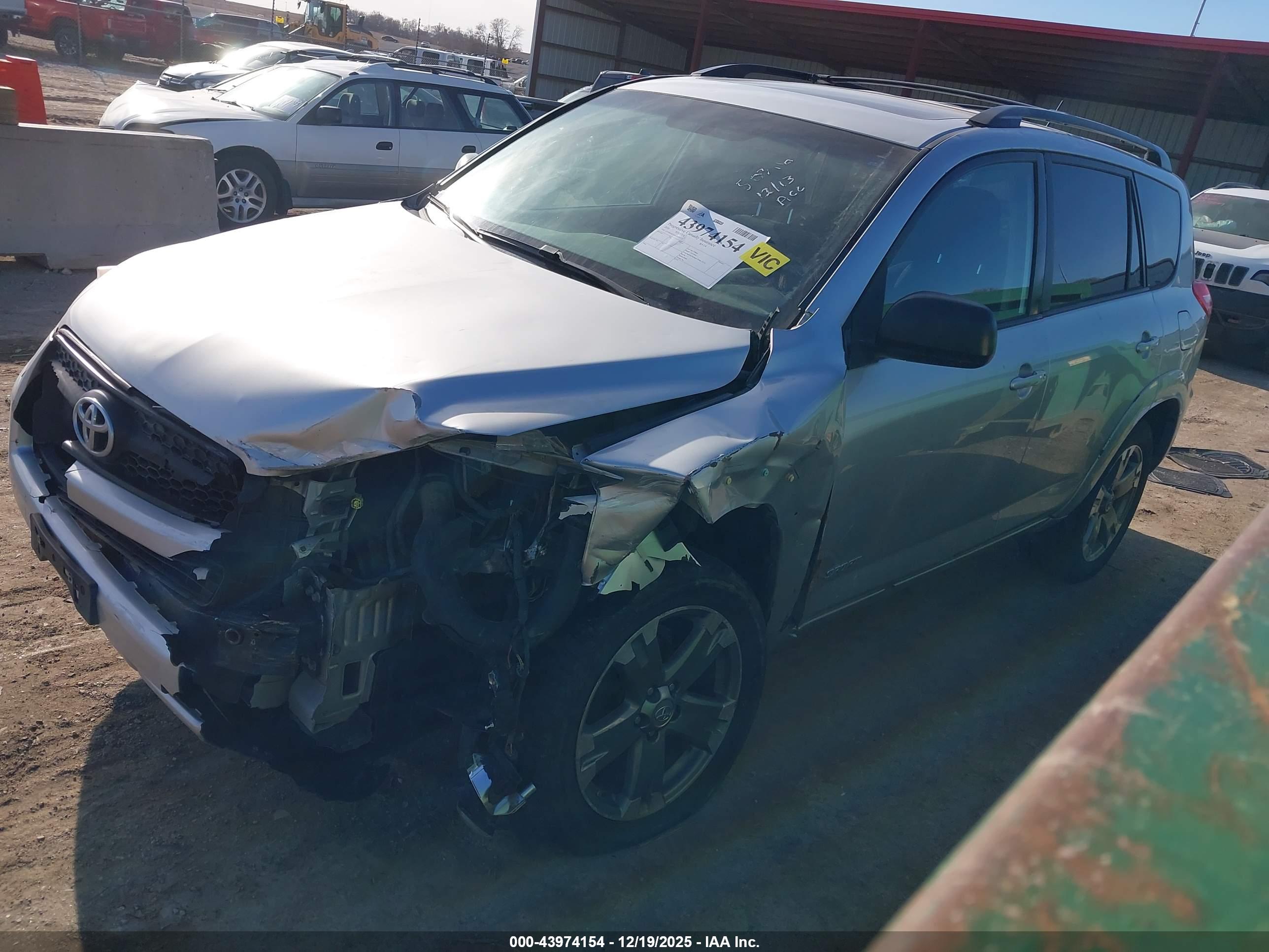 TOYOTA RAV4 image 2