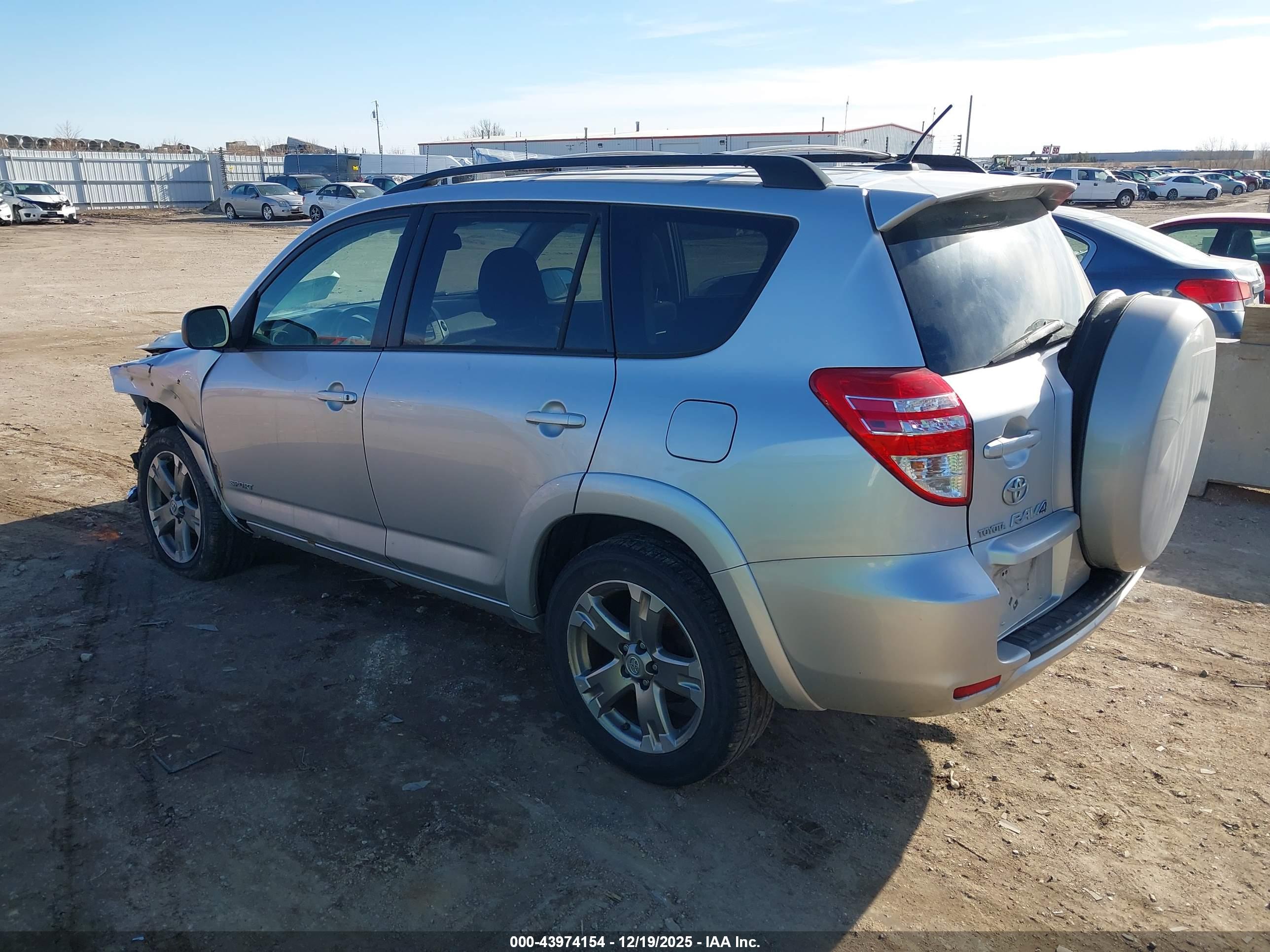 TOYOTA RAV4 image 3