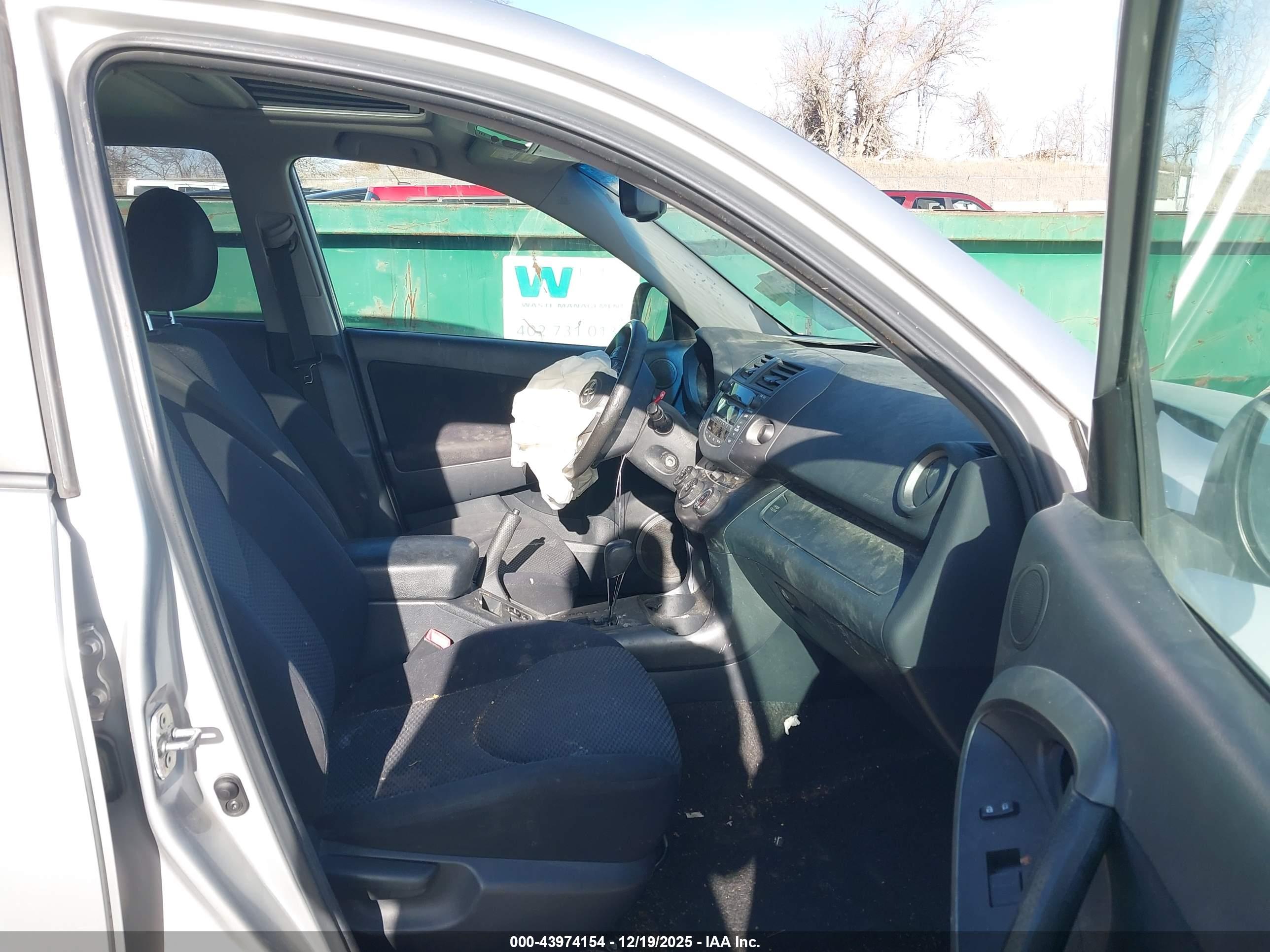 TOYOTA RAV4 image 5