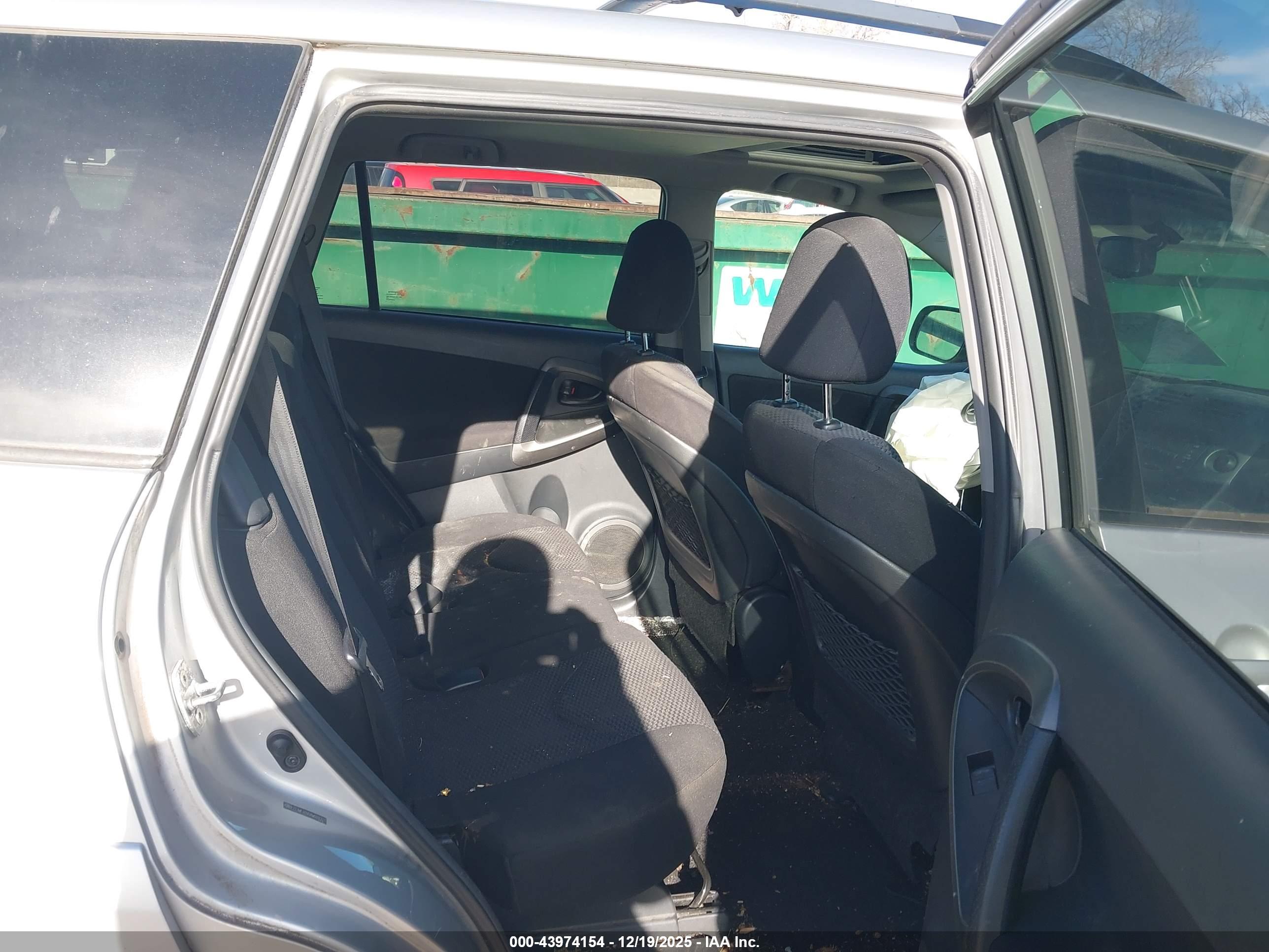 TOYOTA RAV4 image 8