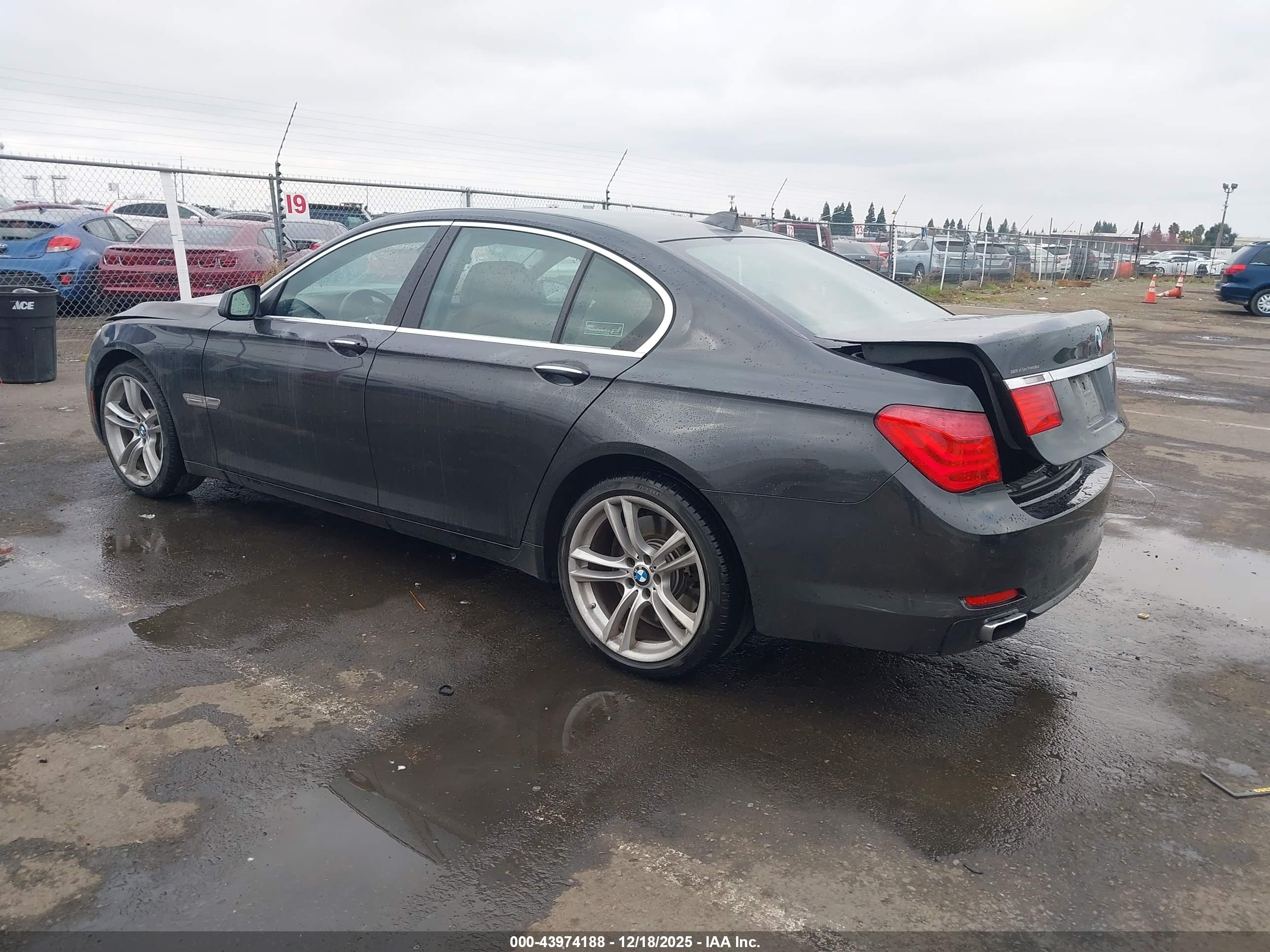 BMW 750I image 3