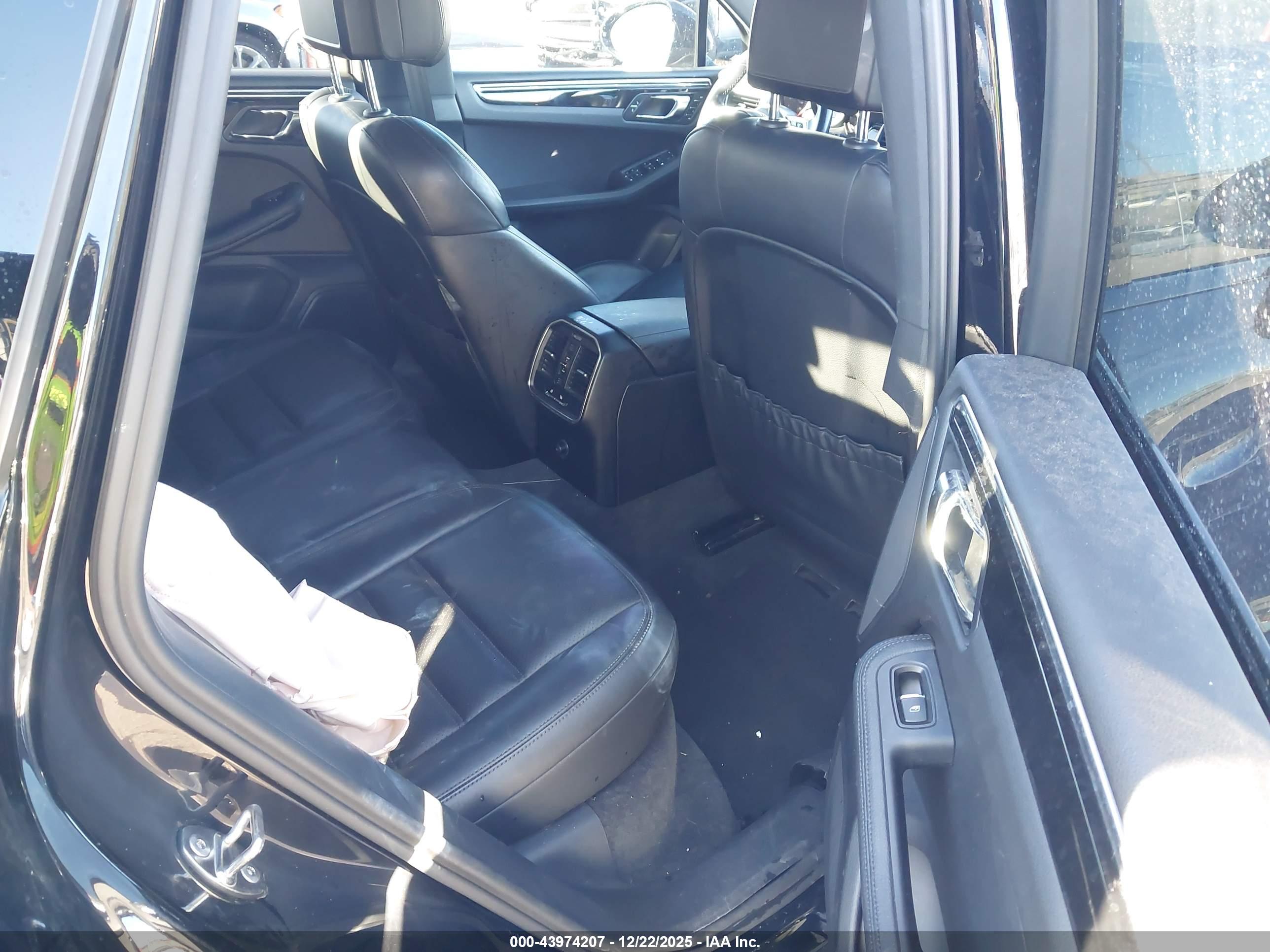 PORSCHE MACAN image 8
