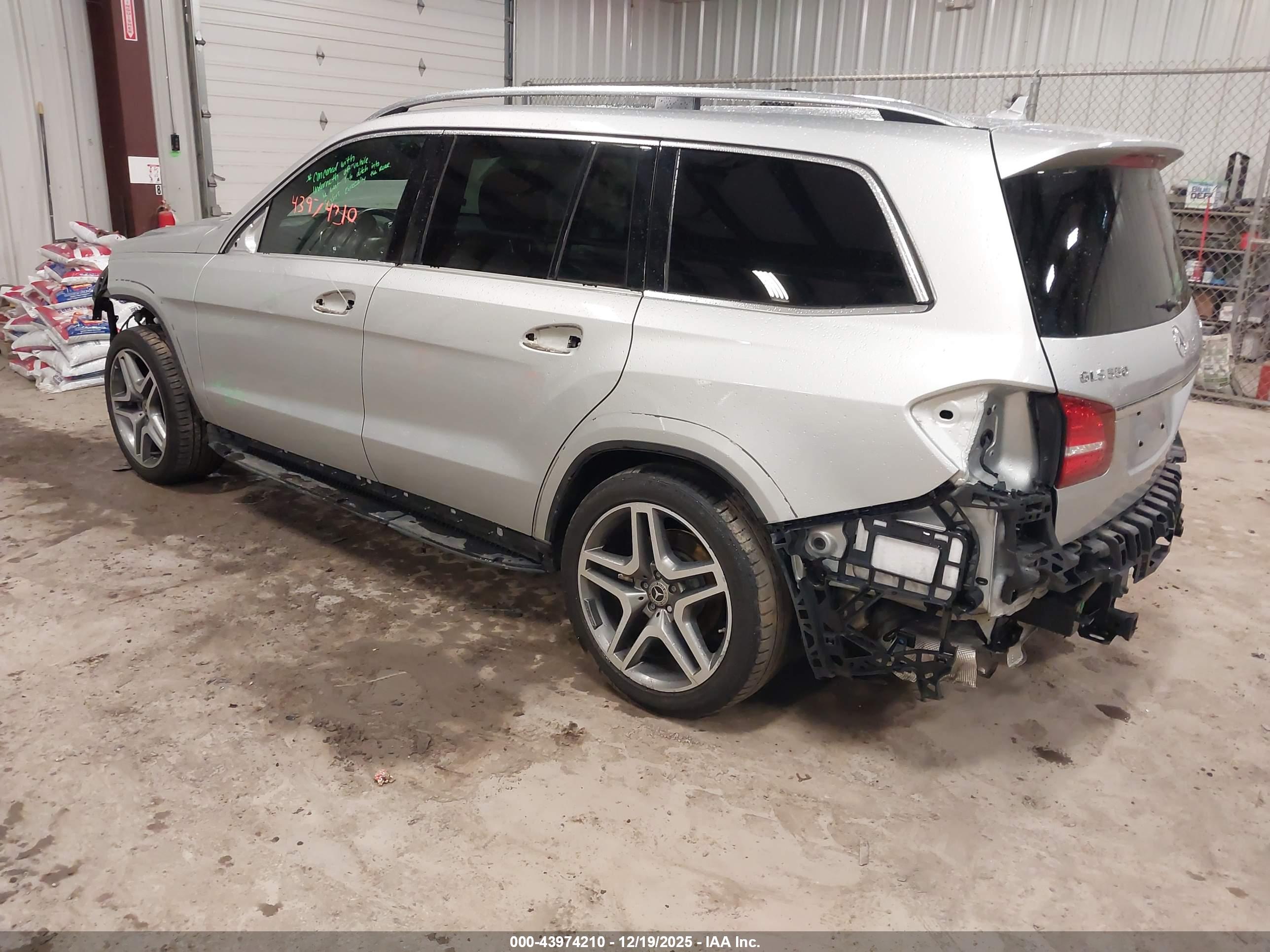 MERCEDES-BENZ GLS image 3