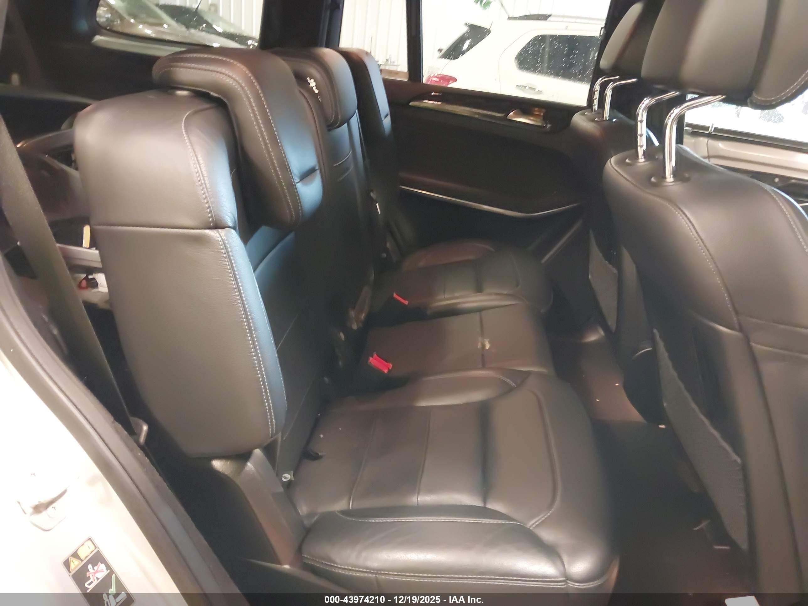 MERCEDES-BENZ GLS image 8