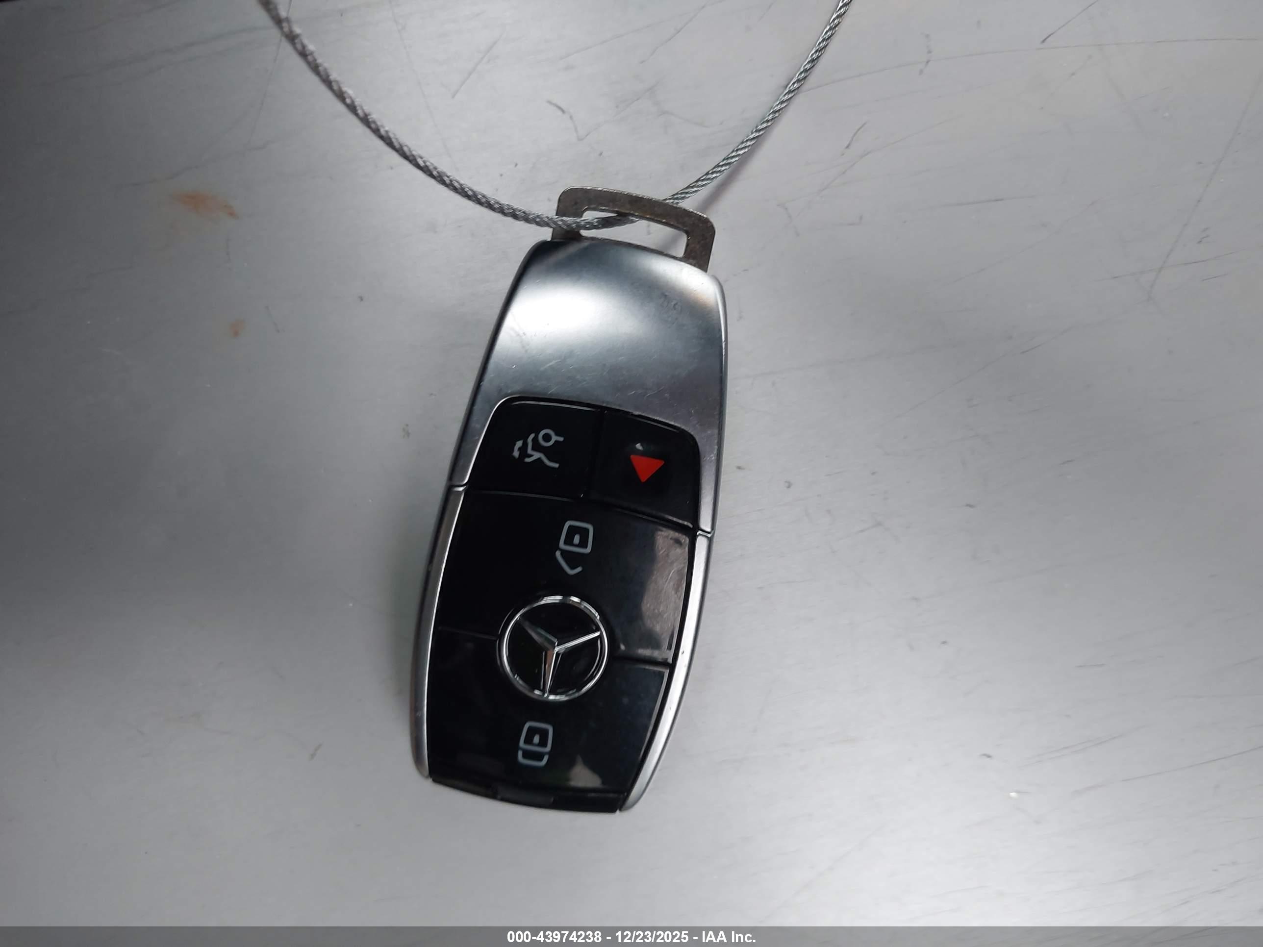 MERCEDES-BENZ E image 11