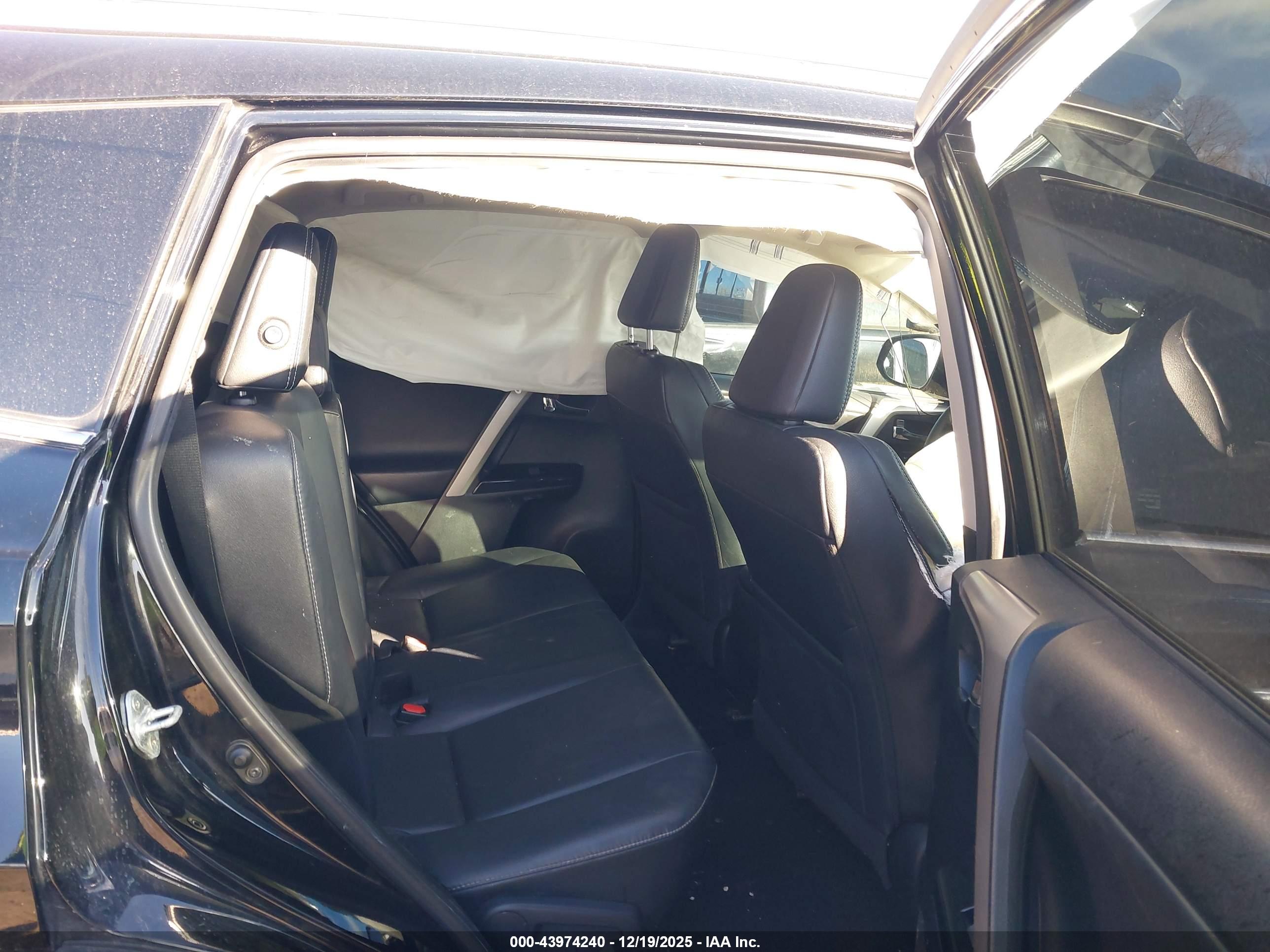TOYOTA RAV4 image 8