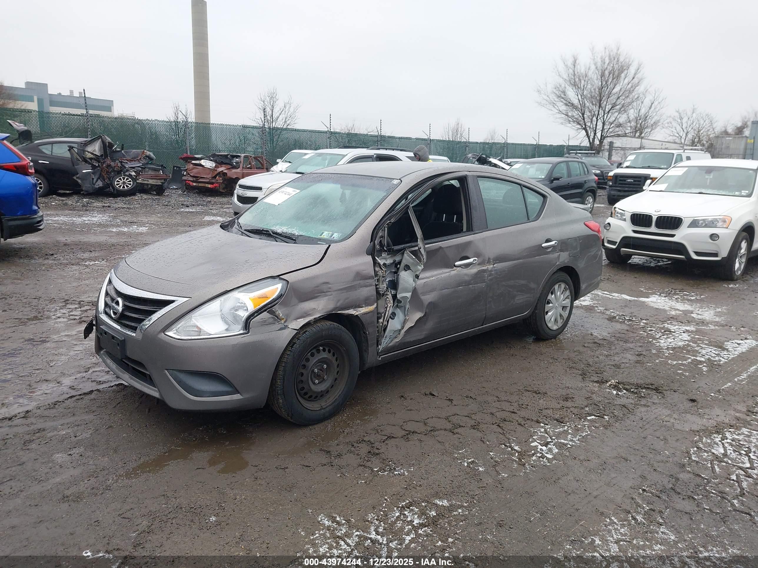 NISSAN VERSA image 2