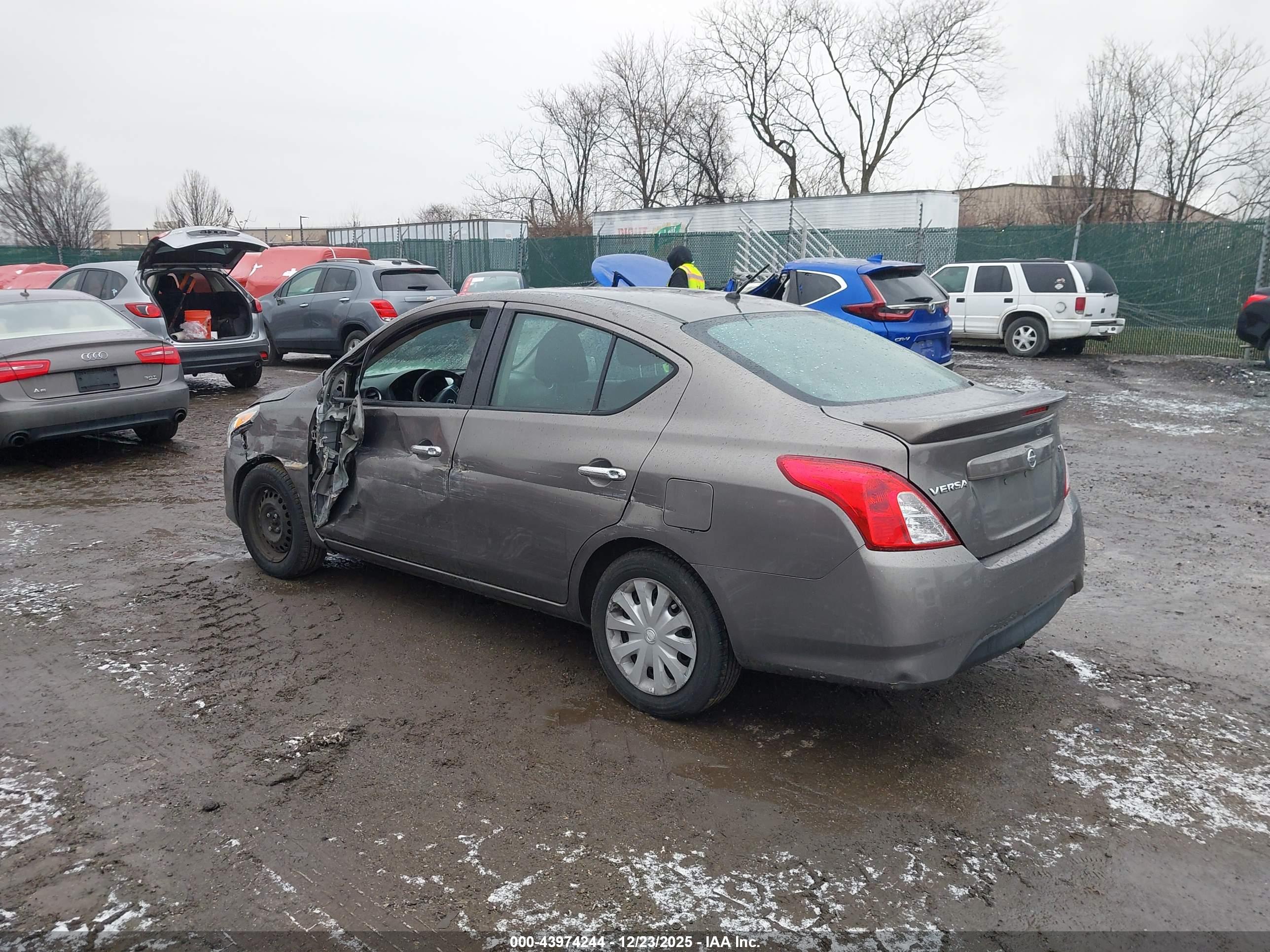 NISSAN VERSA image 3