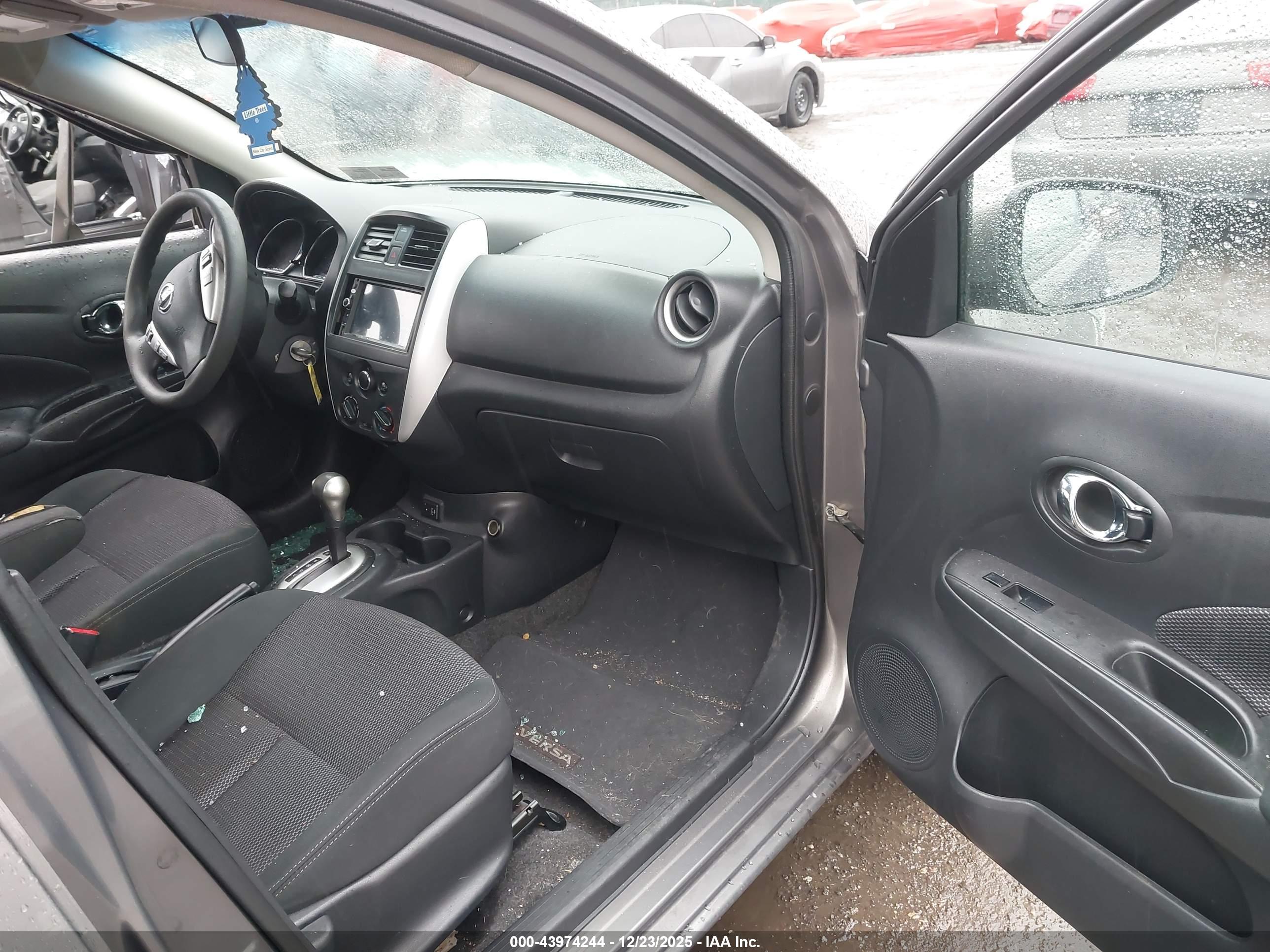 NISSAN VERSA image 5