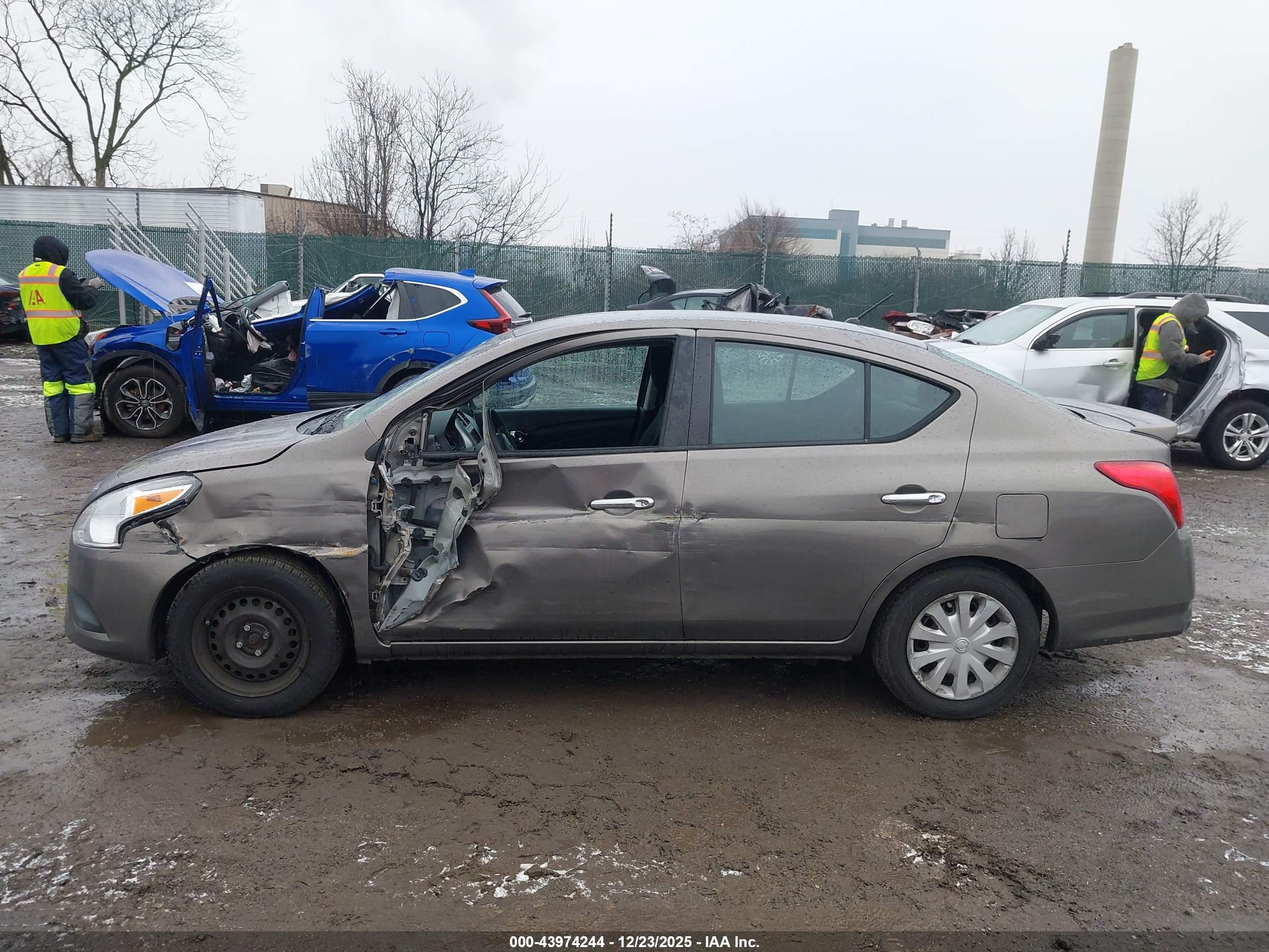 NISSAN VERSA image 6