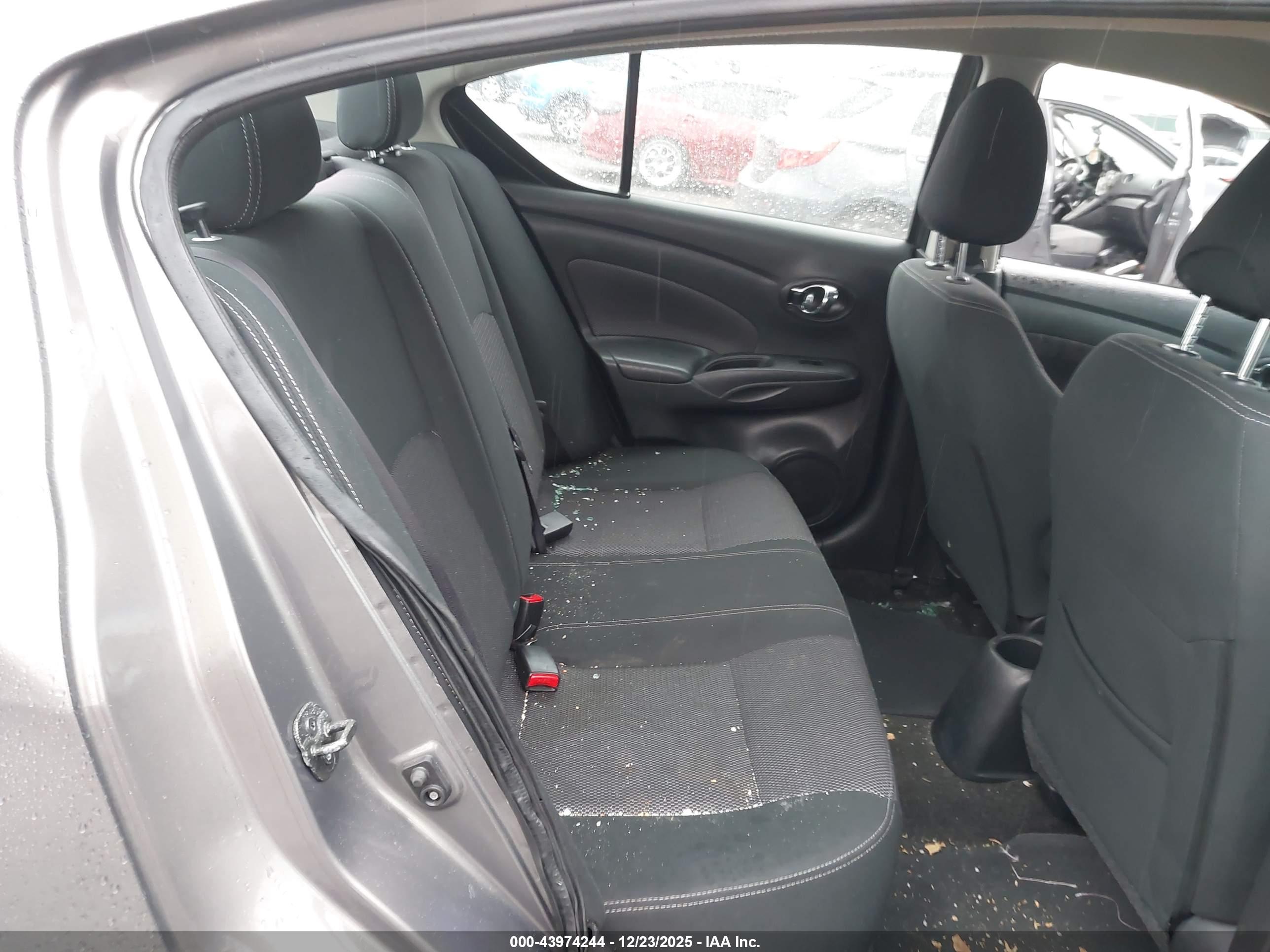NISSAN VERSA image 8
