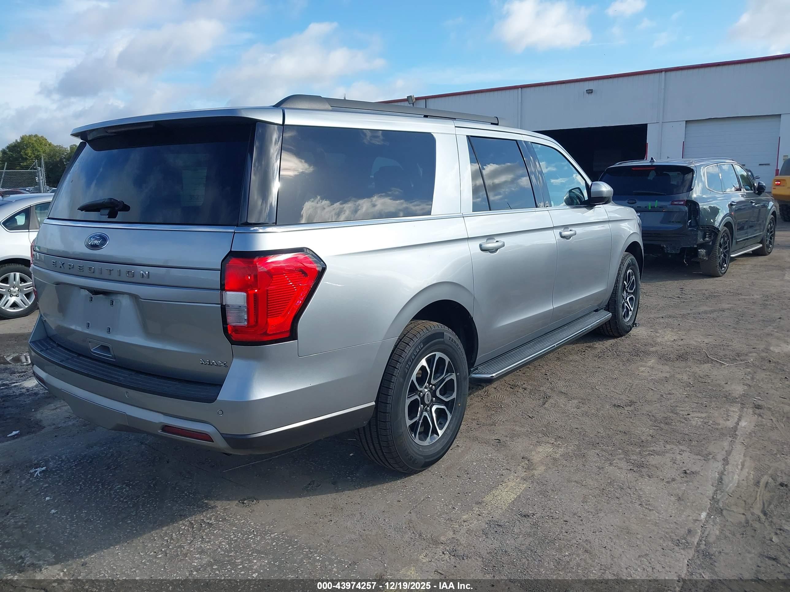 FORD EXPEDITION image 4